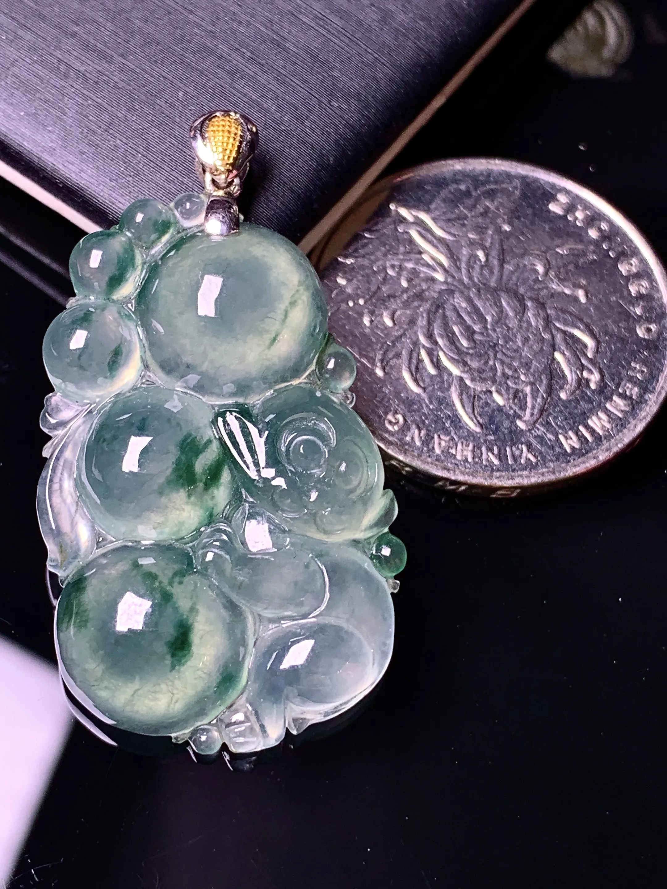 18k金镶嵌冰种灵猴献寿吊坠 玉质细腻 色泽清新艳丽 整体尺寸38*21*6.3