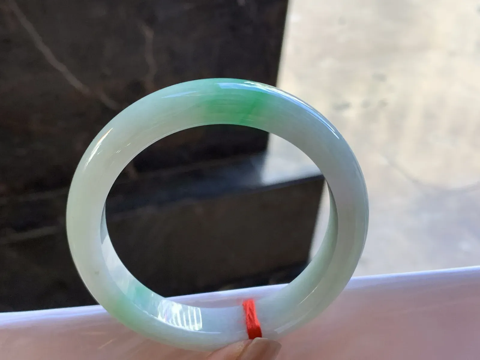 56.5-12.4-8.6

带色手镯^_^玉质温润 颜色鲜艳