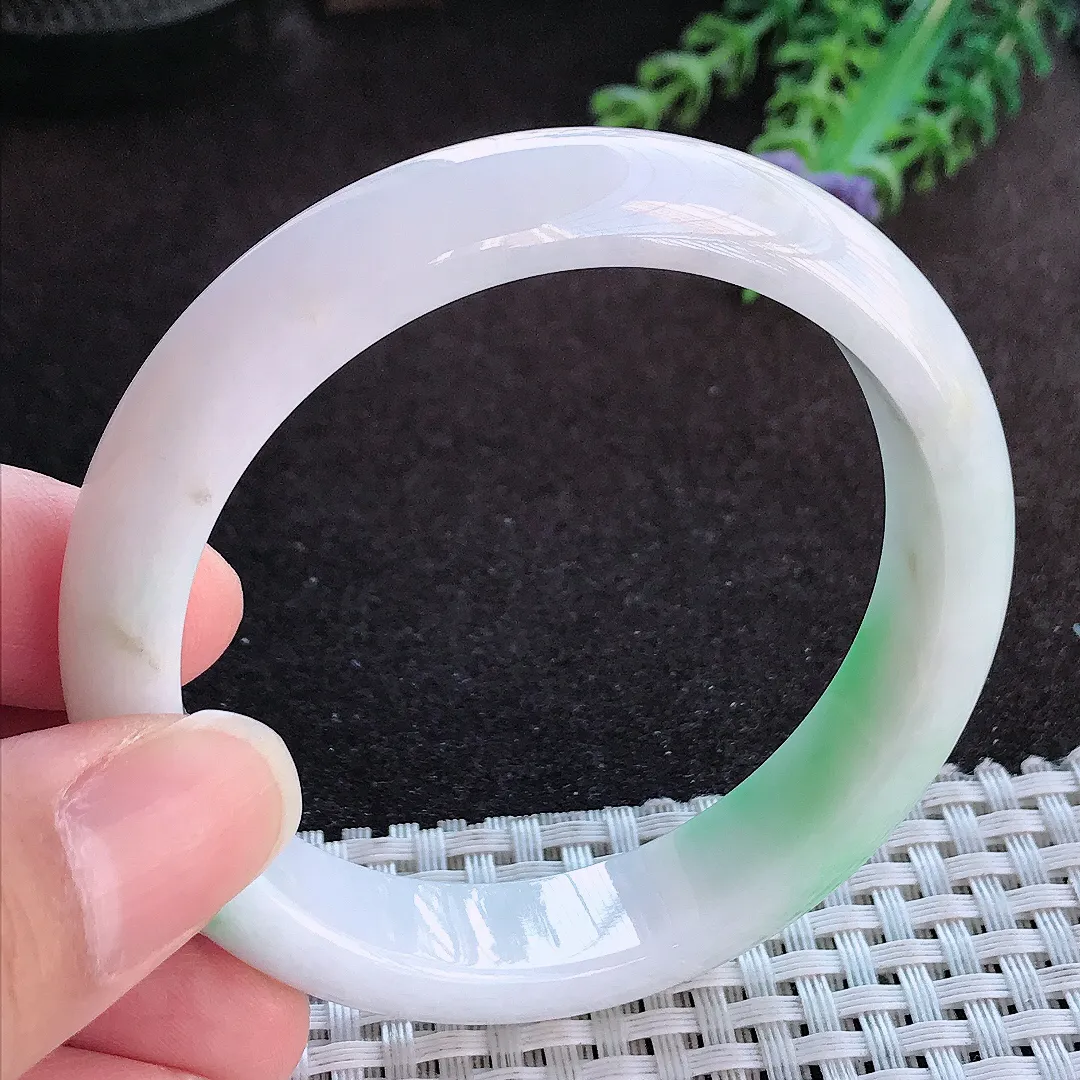 天然a货翡翠55.5/12.8/7.6老坑精美温润飘绿手镯宽边玉手镯