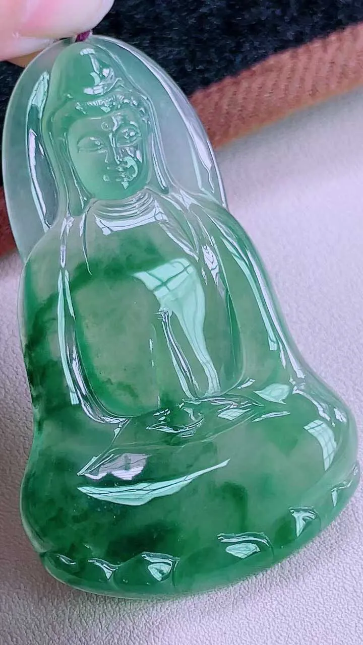 【翡翠名称】老坑种高冰飘花素衣观音吊坠挂件
【翡翠尺寸】65/39.5/5.3mm
【翡翠描述】缅甸天然翡翠A货，种老水足，玉质细腻，色泽靓丽，性价比高，佩戴效果好！
