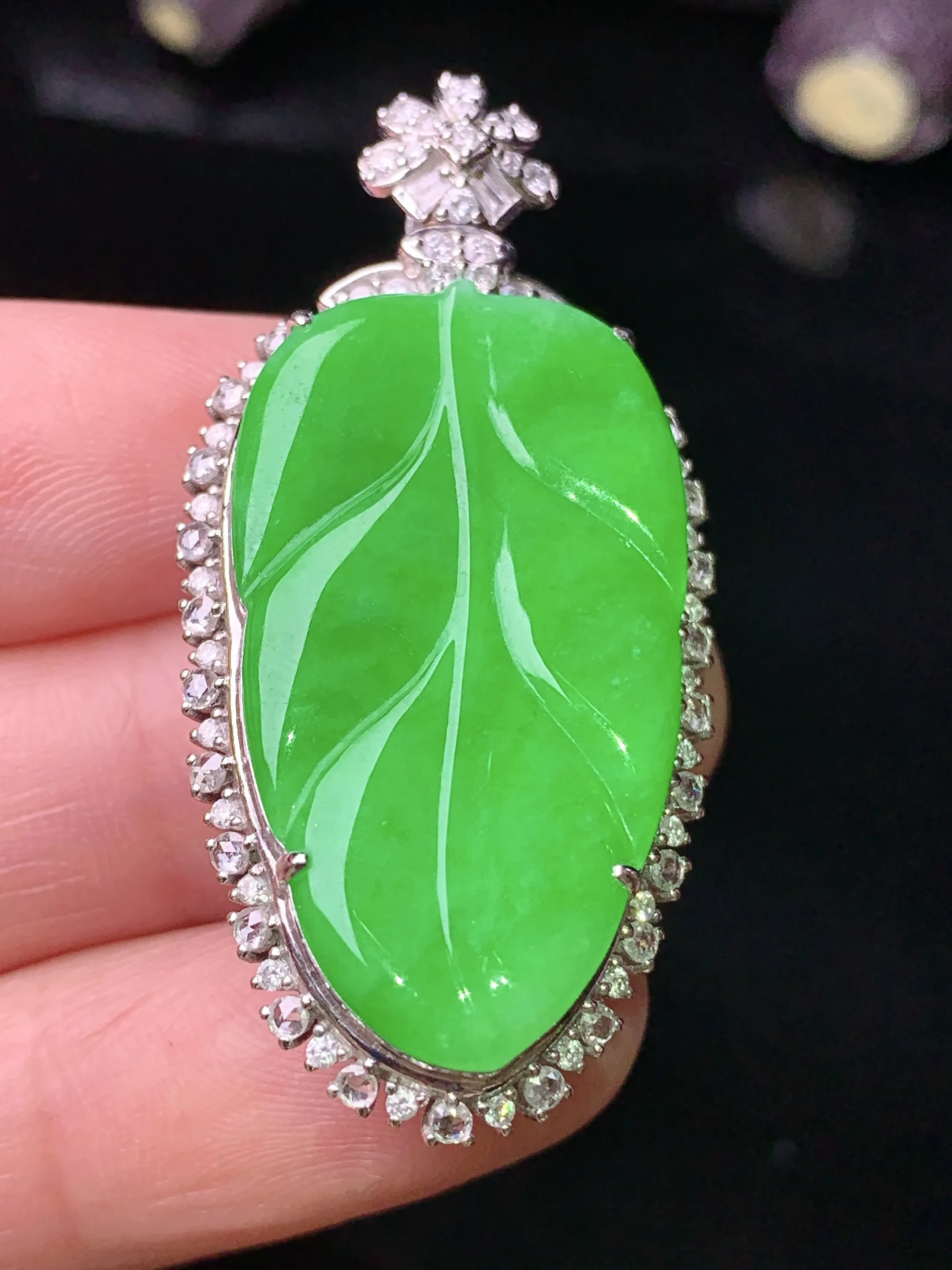 18k金钻镶嵌满绿树叶吊坠 玉质细腻 色泽清新 艳丽 整体尺寸44.2*21.5*9.3