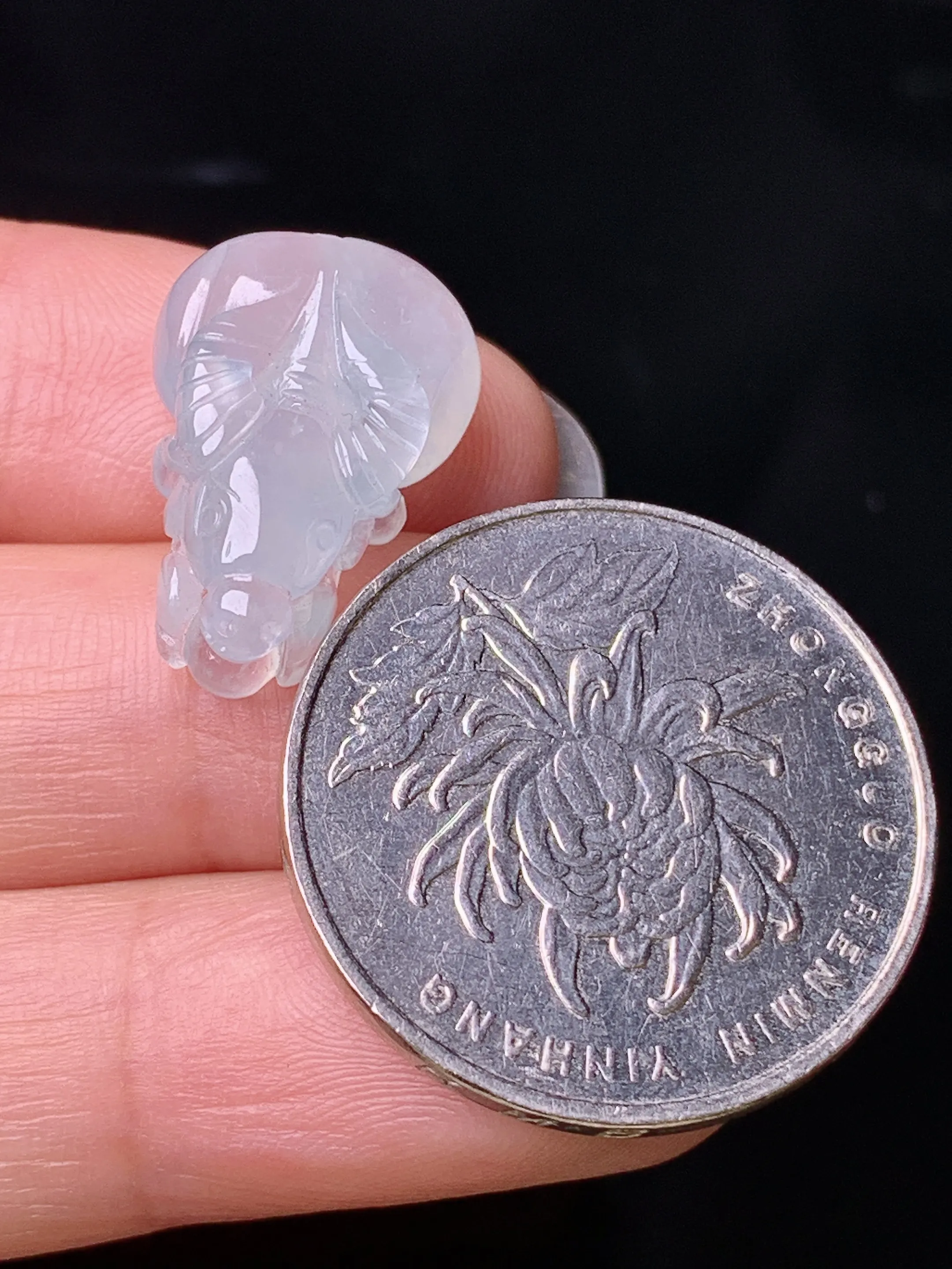 冰种生肖牛吊坠 玉质细腻 色泽清新艳丽 整体尺寸19.8*13*7.6