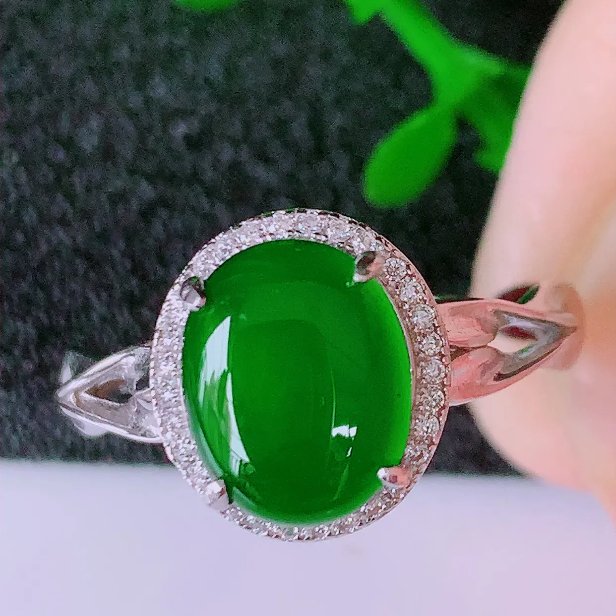 冰透满绿翡翠925银镶嵌戒指，自然光实拍，翠色灵动，颜色漂亮，种老水足，品相佳，佩戴佳品！#97.1