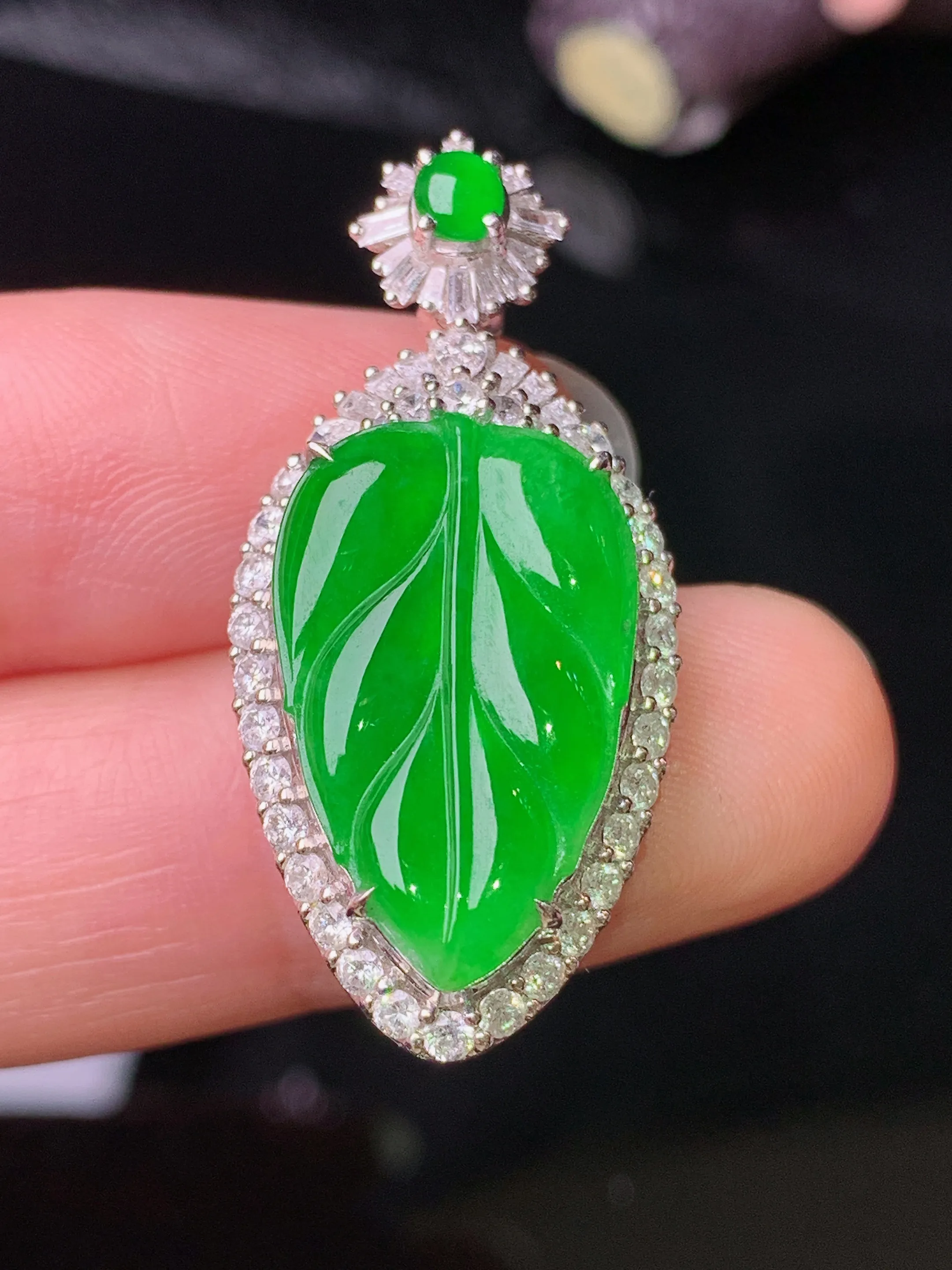 18k金钻镶嵌满绿树叶吊坠 玉质细腻 色泽清新艳丽 整体尺寸34.2*16*9