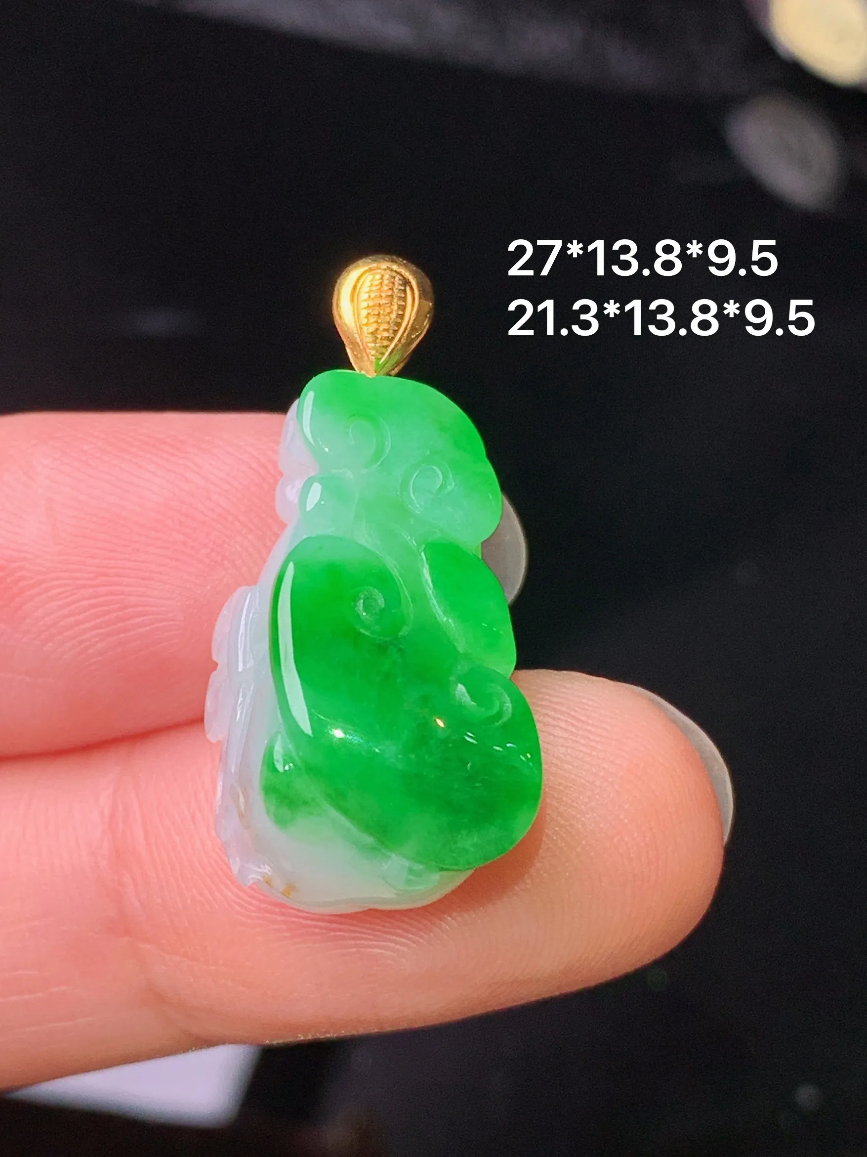 18k金镶嵌飘绿如意吊坠 玉质细腻 色泽清新艳丽 整体尺寸27*13.8*9.5