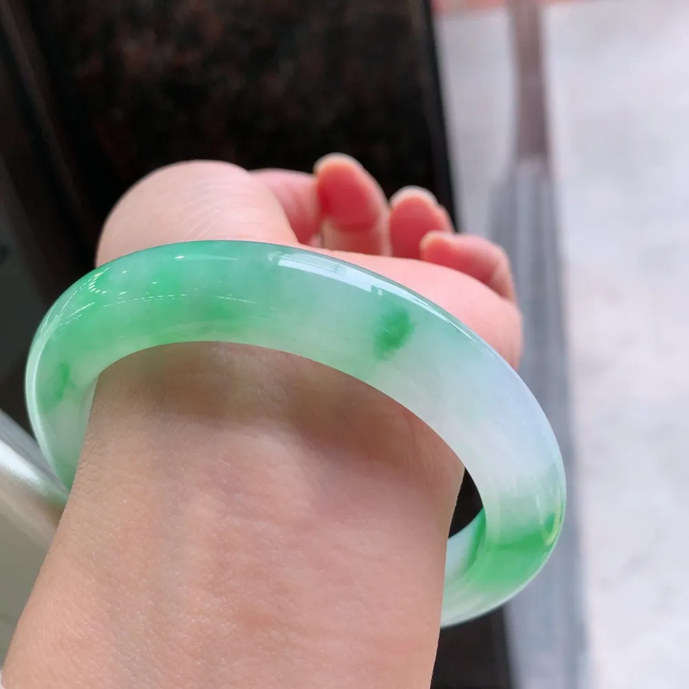 正圈高冰阳绿 无瑕 尺寸:59.1/11.8/9.7 种色俱佳