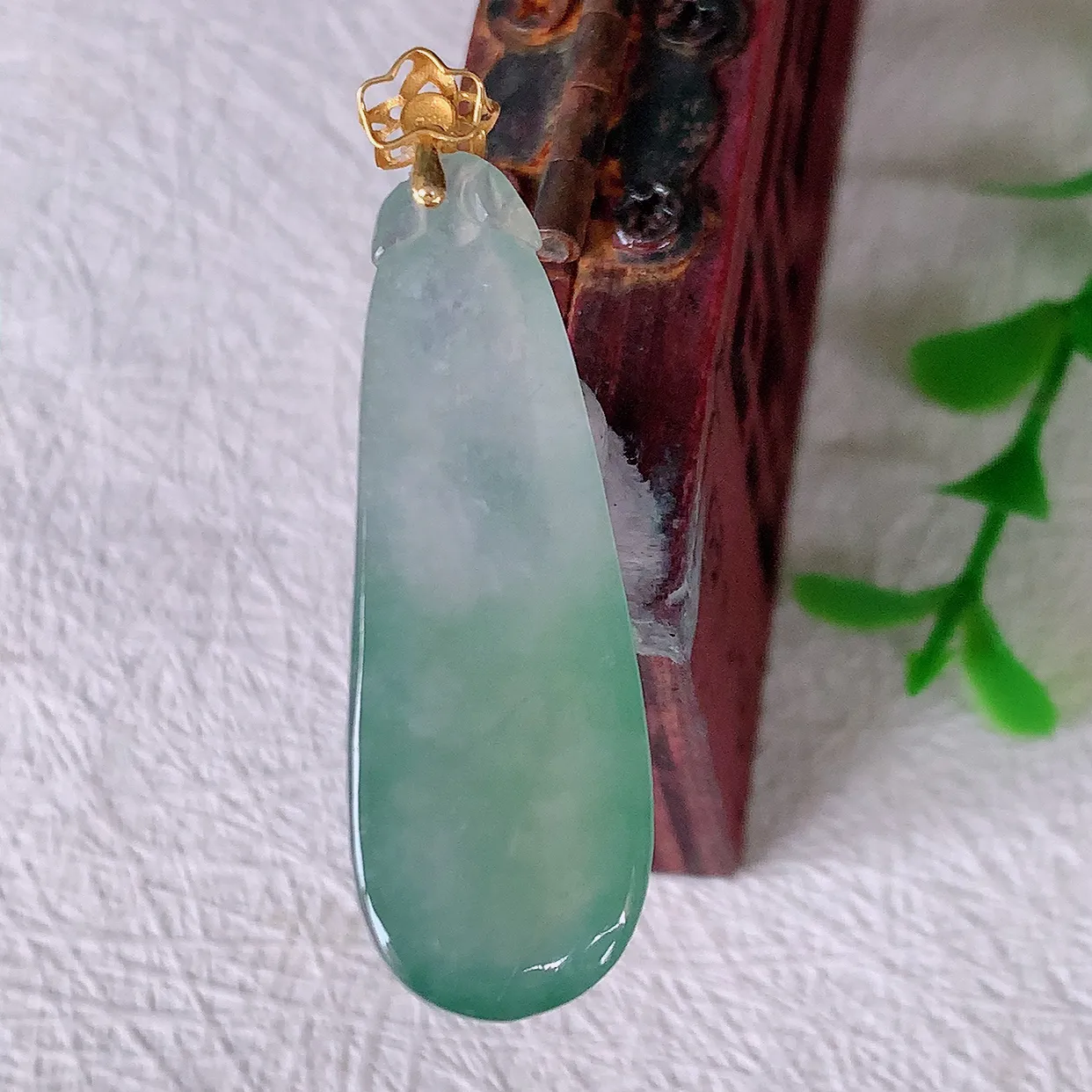 18K金镶嵌冰种飘花翡翠招财福瓜吊坠，精美饱满福瓜，种水足，形态圆润饱满，福相十足 ！#12.17