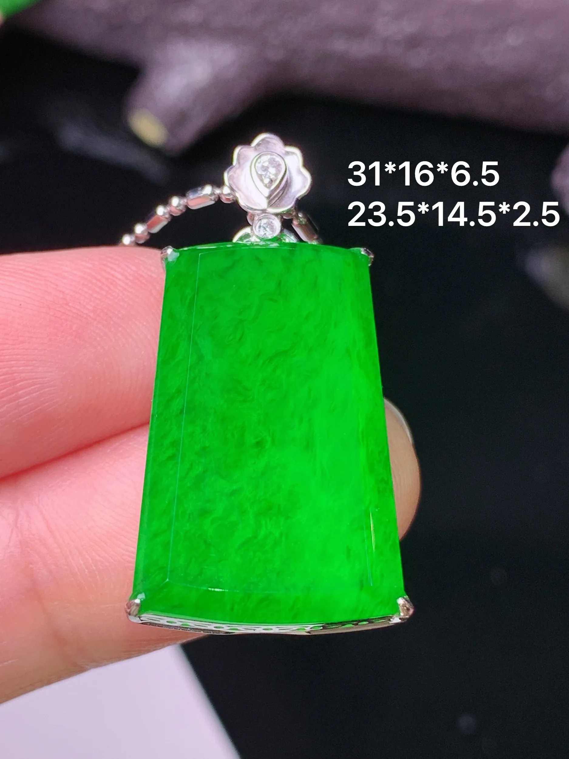 18k金钻镶嵌满绿无事牌吊坠 玉质细腻 色泽清新艳丽 整体尺寸31*16*6.5