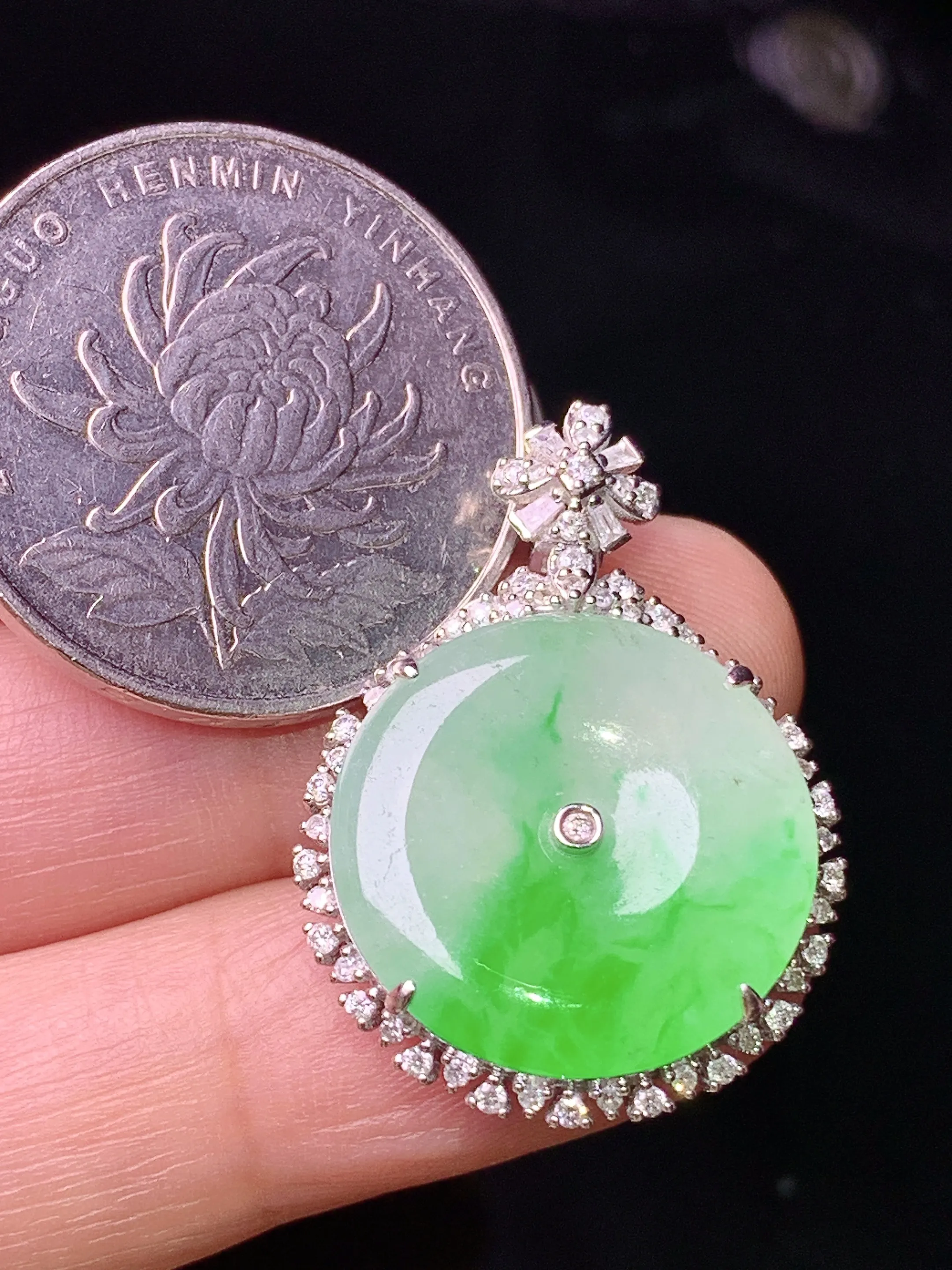 18k金钻镶嵌飘绿平安扣吊坠 玉质细腻 色泽清新艳丽 整体尺寸29.2*21.2*6.8