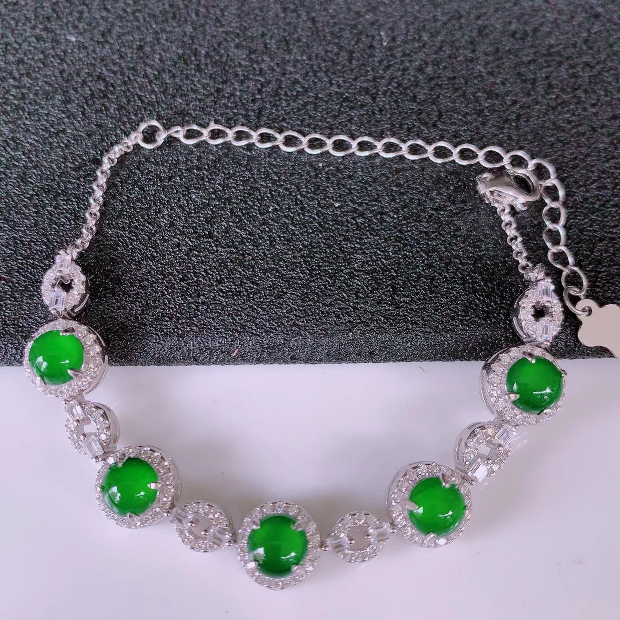 冰透满绿翡翠925银镶嵌手链，自然光实拍，翠色灵动，颜色漂亮，种老水足，品相佳，佩戴佳品！#97.1