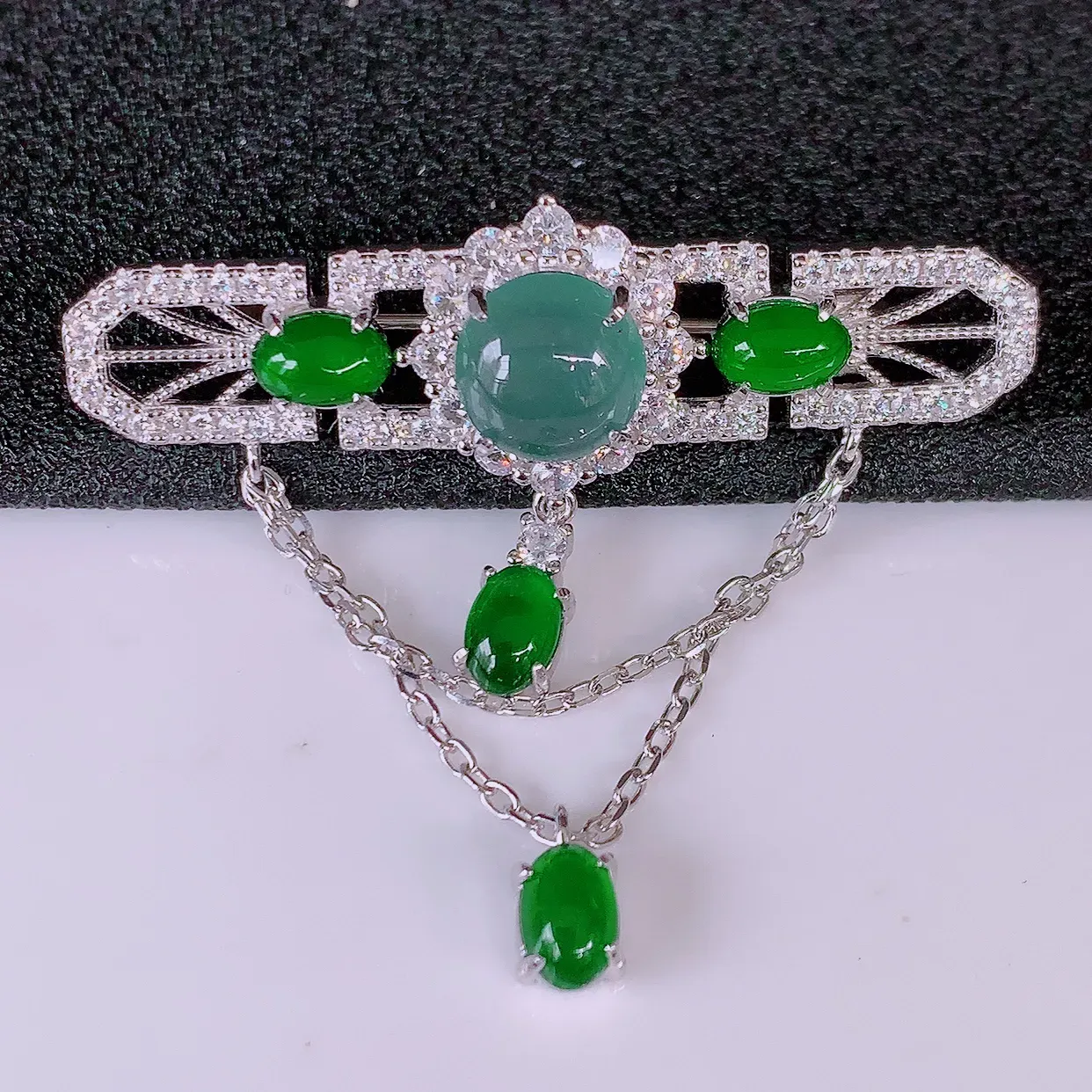 冰透满绿翡翠925银镶嵌胸针，自然光实拍，翠色灵动，颜色漂亮，种老水足，品相佳，佩戴佳品！#97.17整体42.5*38-12取一 裸石7.5*7.5