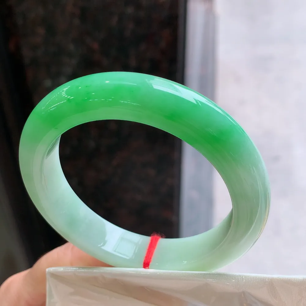 正圈冰糯阳绿 无瑕 尺寸:57.6/13/9.9 色阳