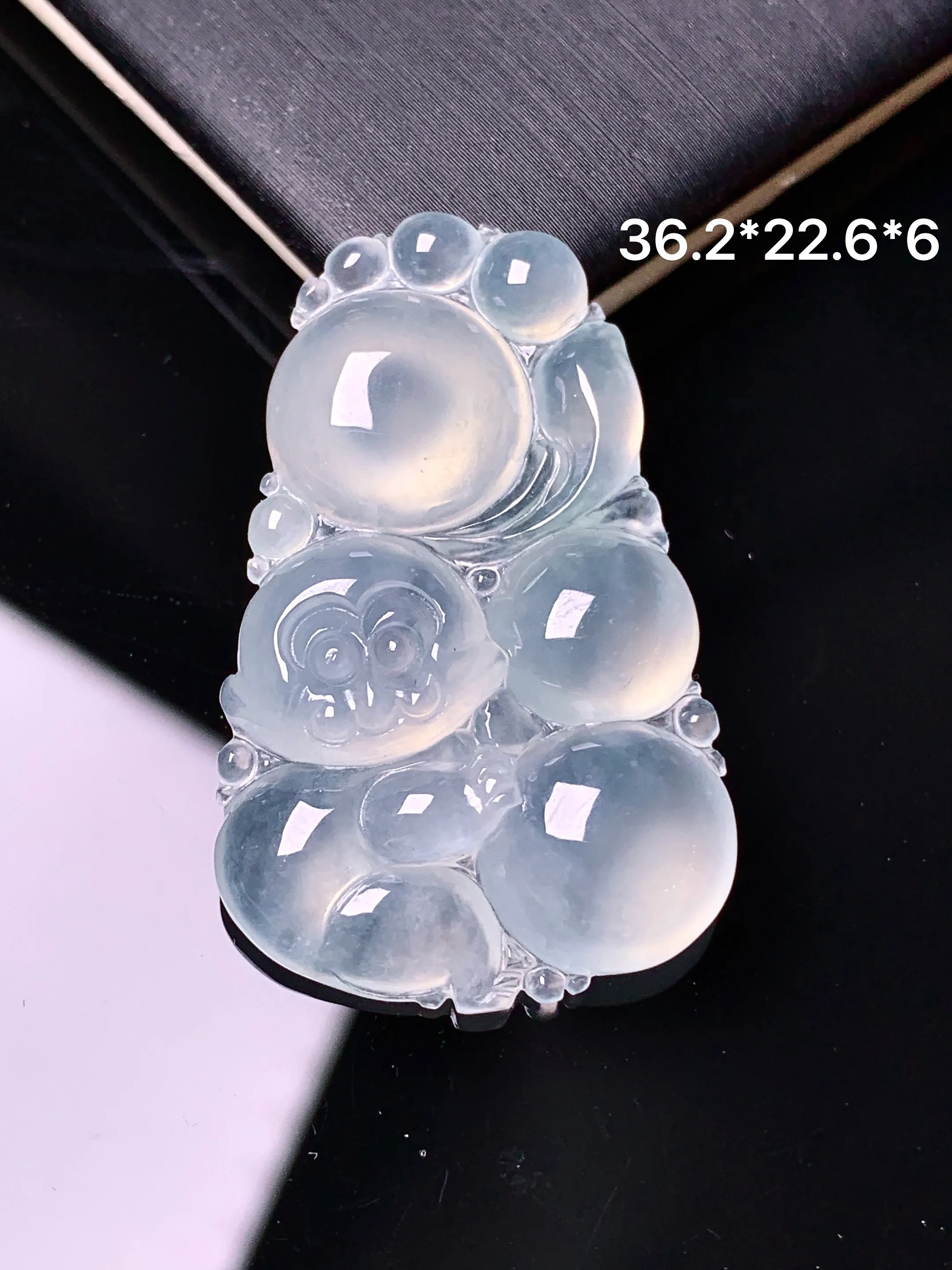 冰种灵猴献寿吊坠 玉质细腻 色泽清新艳丽 整体尺寸36.2*22.6*6