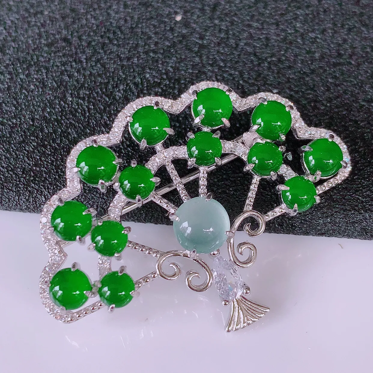 冰透满绿翡翠925银镶嵌胸针，自然光实拍，翠色灵动，颜色漂亮，种老水足，品相佳，佩戴佳品！#97.17整体37.8*28*7.8裸石4.5*4.5