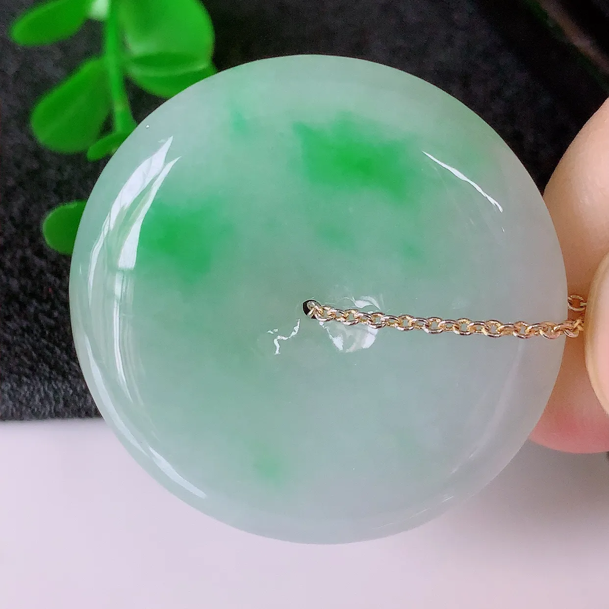 自然光实拍，水润飘阳绿翡翠平安扣吊坠，品相佳，美感十足，寓意平平安安，平安扣佩戴精美时尚！#57.17