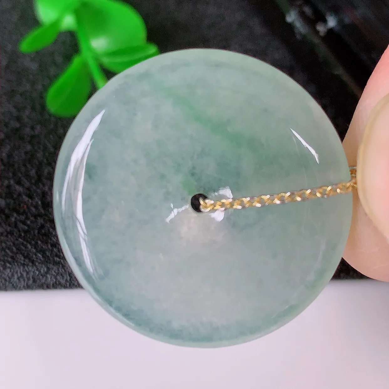 自然光实拍，冰种飘花翡翠平安扣吊坠，玉扣，平安是福；很美的料子，平安扣佩戴优雅迷人！#57.17