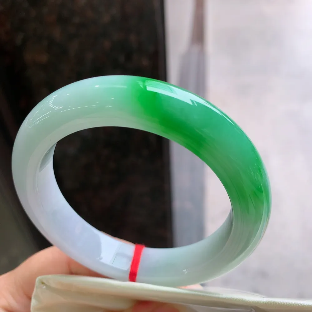 正圈一大节阳绿 无瑕 尺寸:56.9/12.7/10 色阳