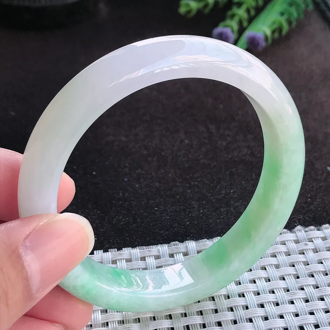 天然a货翡翠56/11.5/8.1老坑冰润水灵飘绿手镯宽边玉手镯