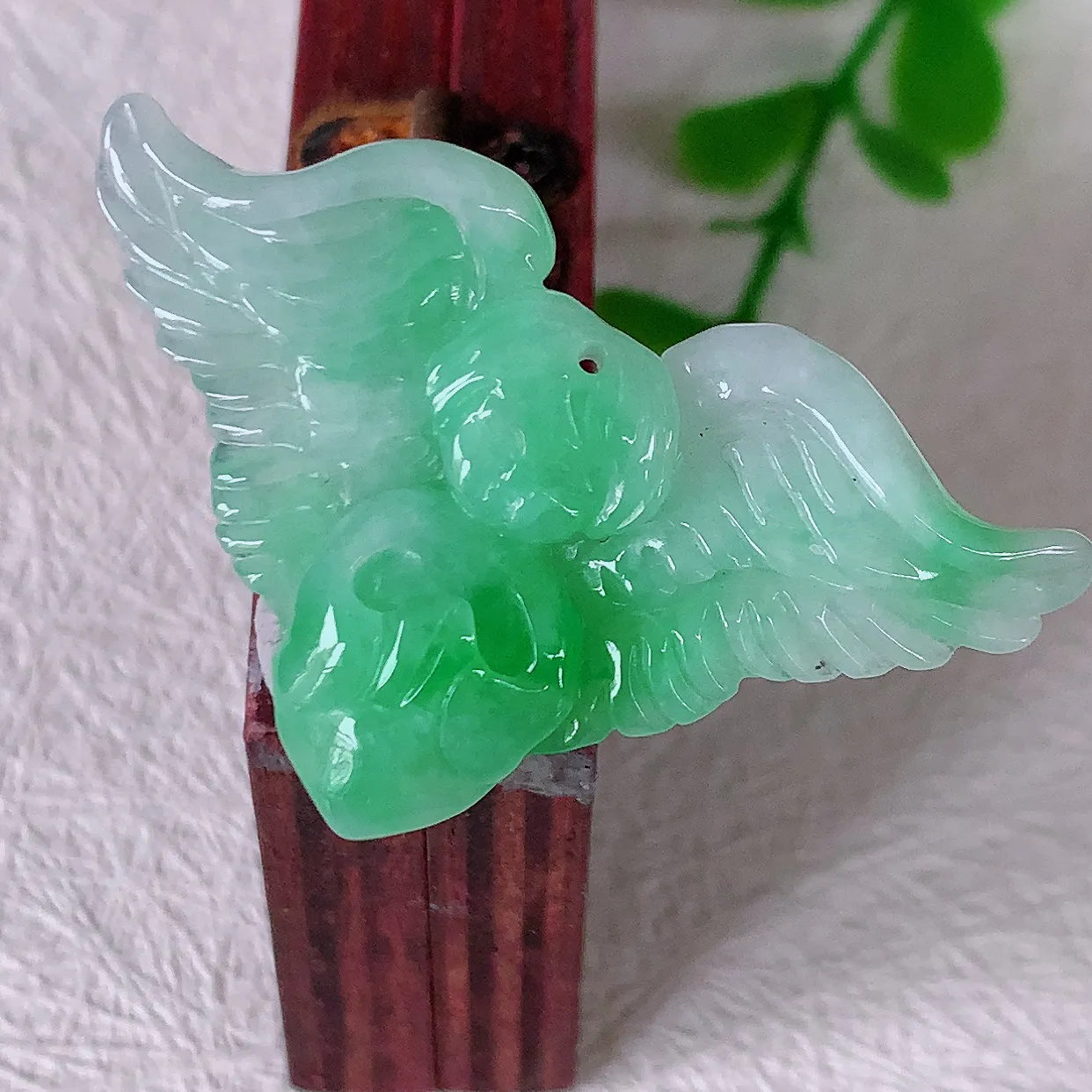 自然光实拍，水润飘绿翡翠天使吊坠，翠色灵动，玉质细腻，颜色漂亮，品相佳，佩戴佳品！#57.17