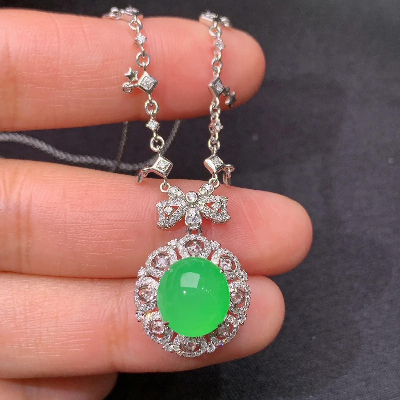 冰阳绿蛋面锁骨链，18k金镶嵌，款式精美，冰润色阳，种水足 裸石9.8*9.1*5