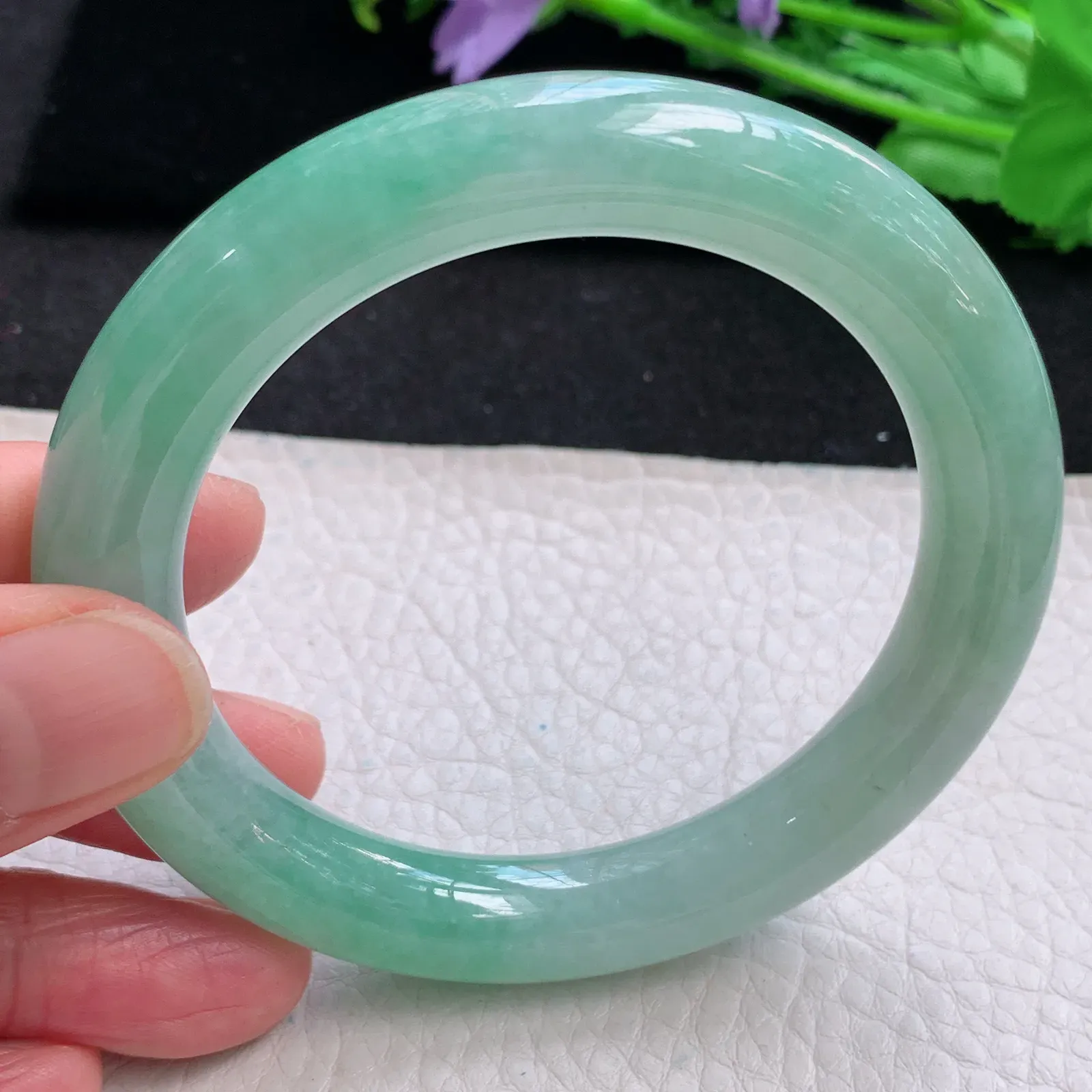 xh自然光57*10.5美人镯 缅甸翡翠冰绿水灵圆条玉手镯 平安镯