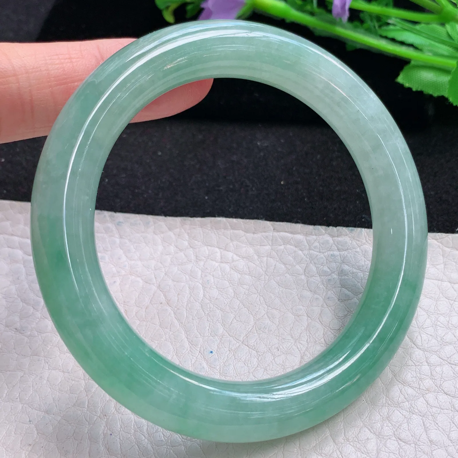 xh自然光57*10.5美人镯 缅甸翡翠冰绿水灵圆条玉手镯 平安镯