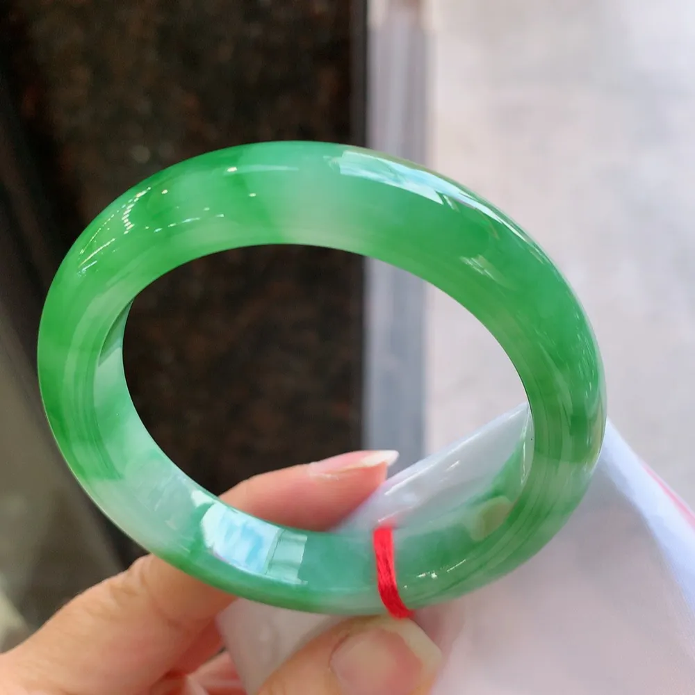 正圈高冰阳绿 无瑕 尺寸:54.8/12.2/9.1 种色俱佳