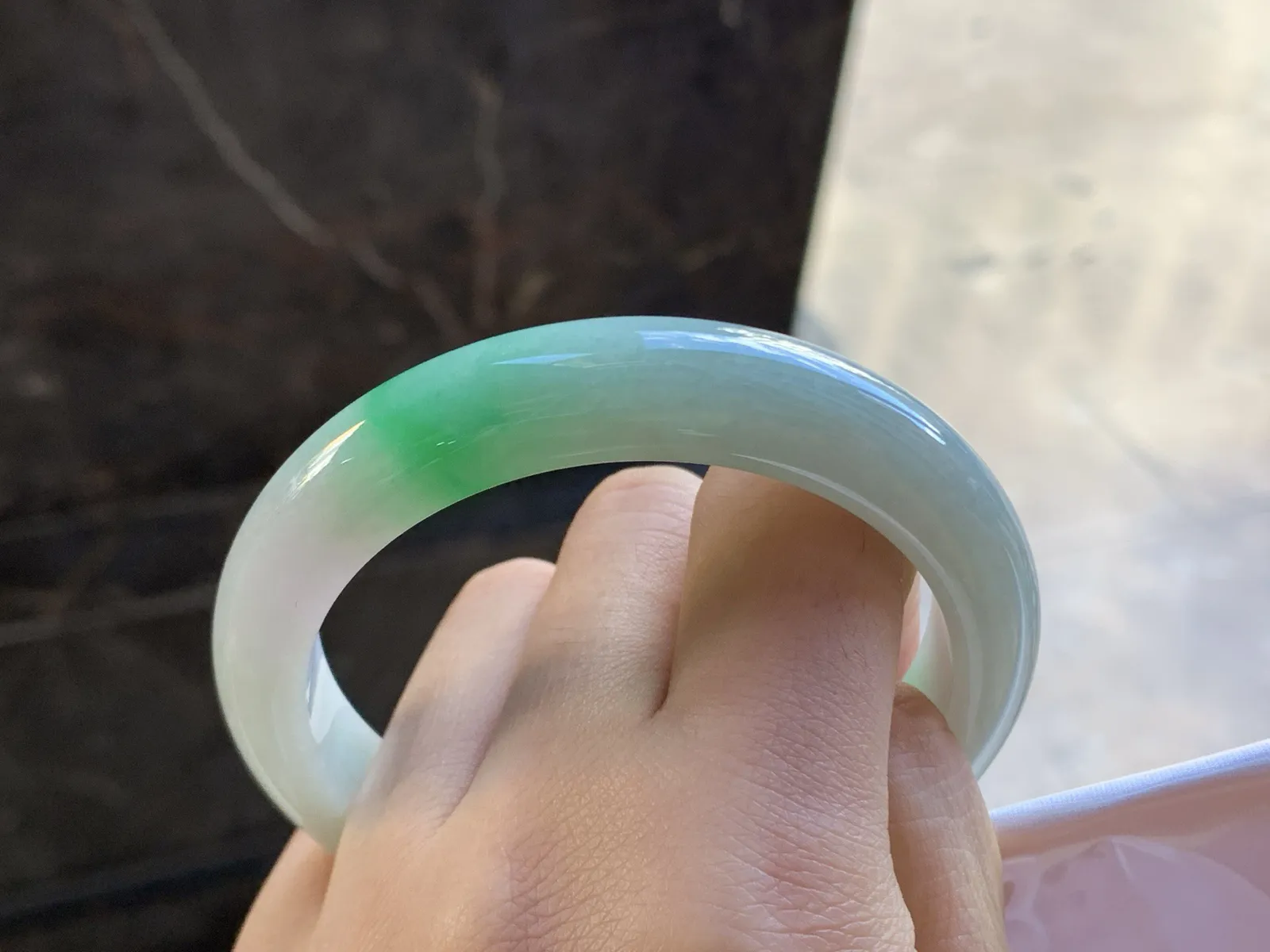 56.5-12.4-8.6

带色手镯^_^玉质温润 颜色鲜艳