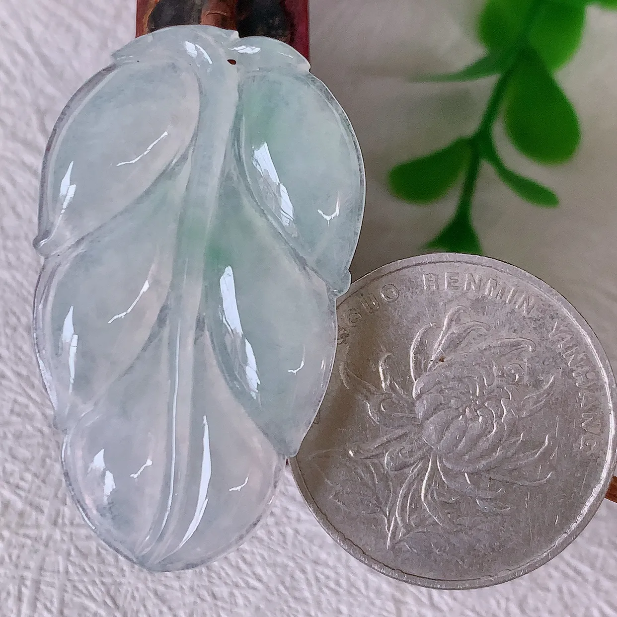 自然光实拍，冰种翡翠叶子吊坠 ，种水足，色泽清新，工艺精湛，叶子寓意美好；金枝玉叶，事业有成。#57.17