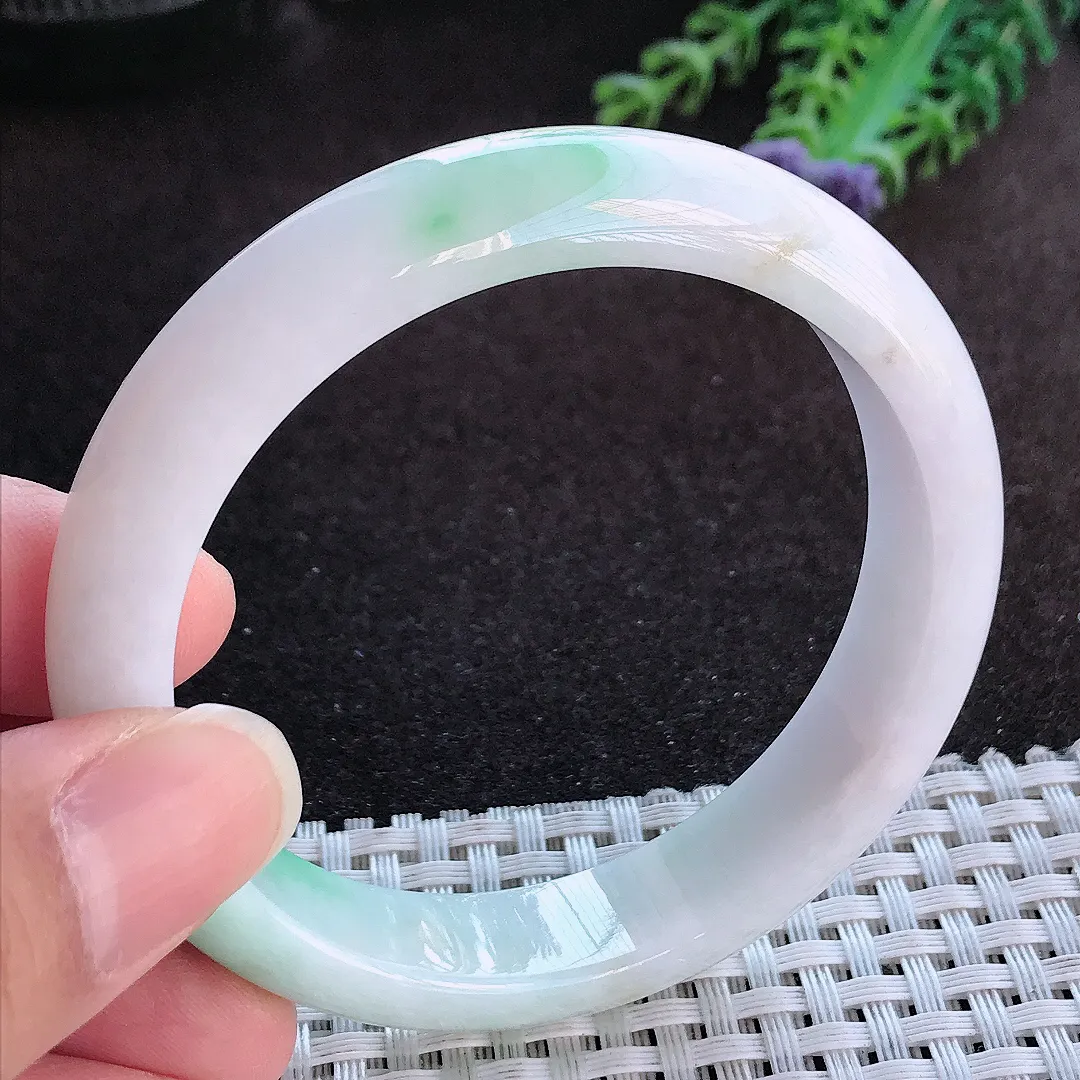 天然a货翡翠55.5/12.8/7.6老坑精美温润飘绿手镯宽边玉手镯