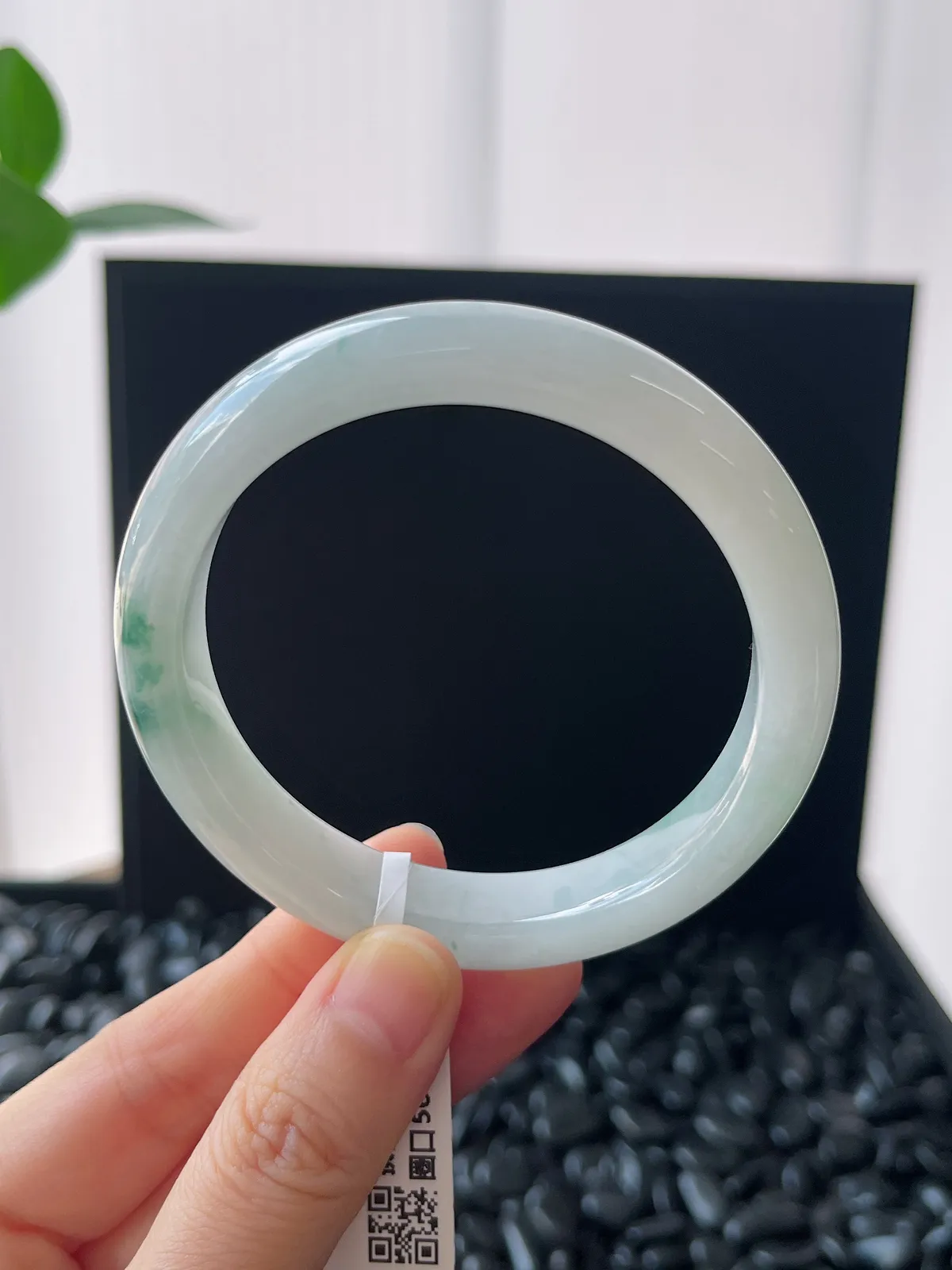 正圈56圈口，翡翠冰糯种飘绿手镯