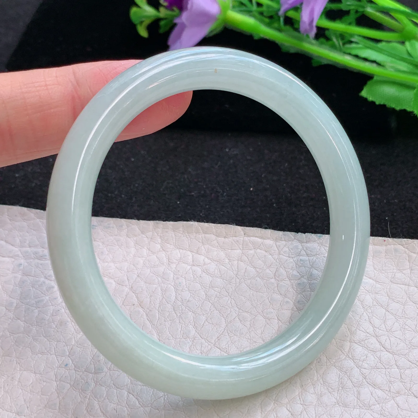 n小圈口52*8叮当镯 天然缅甸翡翠浅绿清爽水灵圆条玉手镯 美人镯