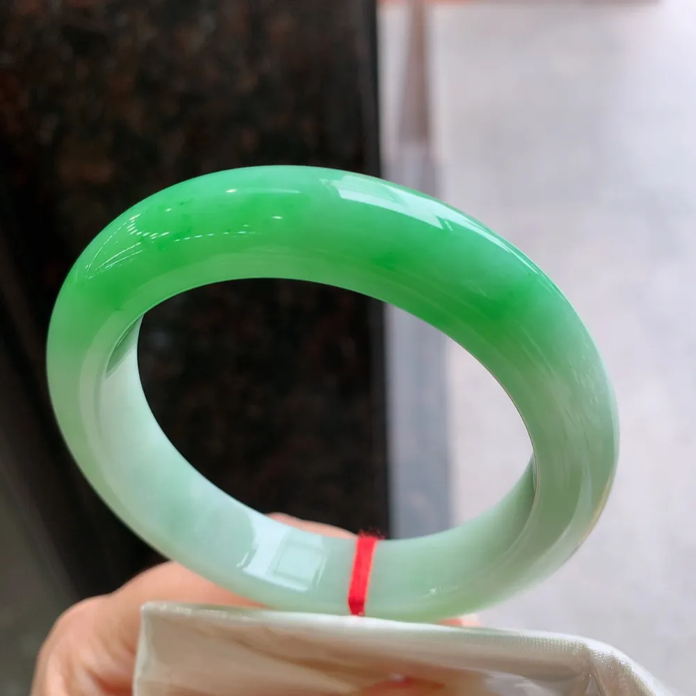 正圈冰糯阳绿 无瑕 尺寸:57.6/13/9.9 色阳