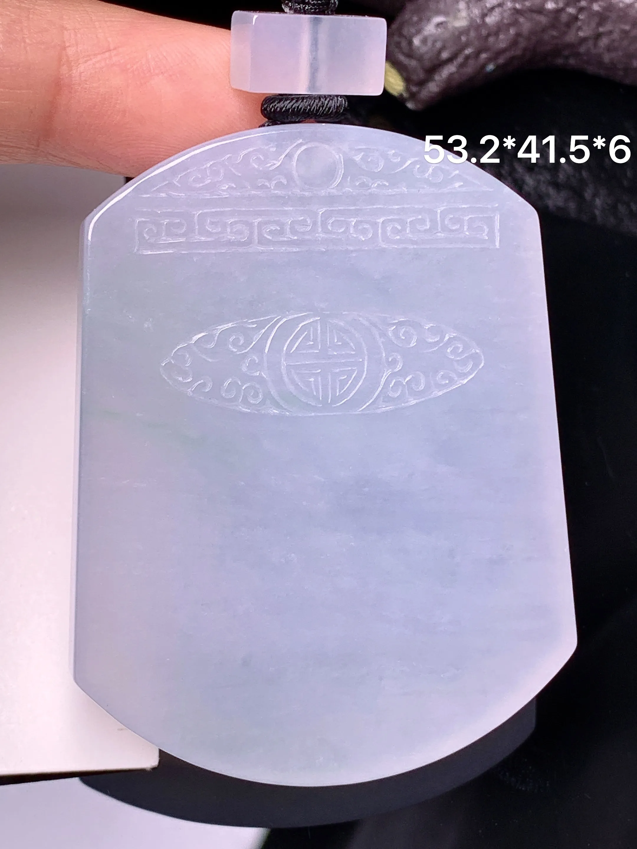 冰种飘绿无事牌吊坠 玉质细腻 色泽清新艳丽 整体尺寸53.2*41.5*6