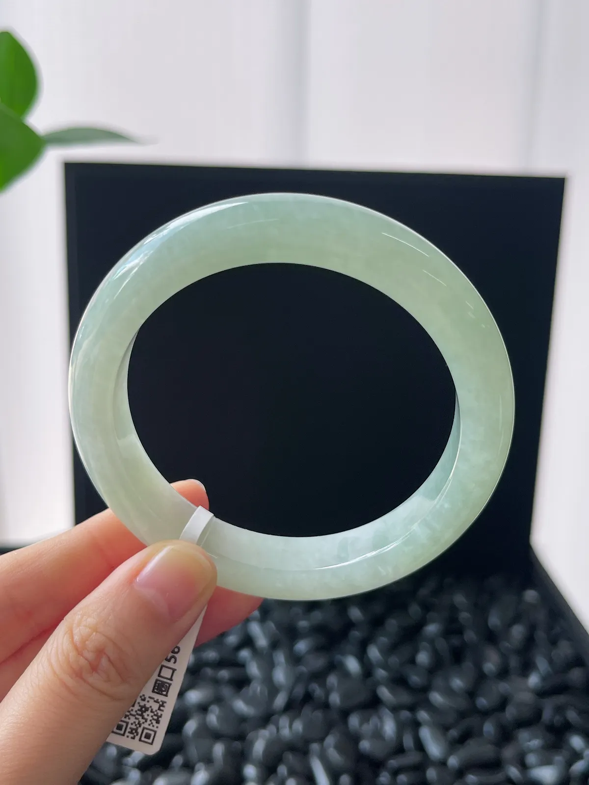 正圈56圈口，翡翠冰糯种淡绿色手镯