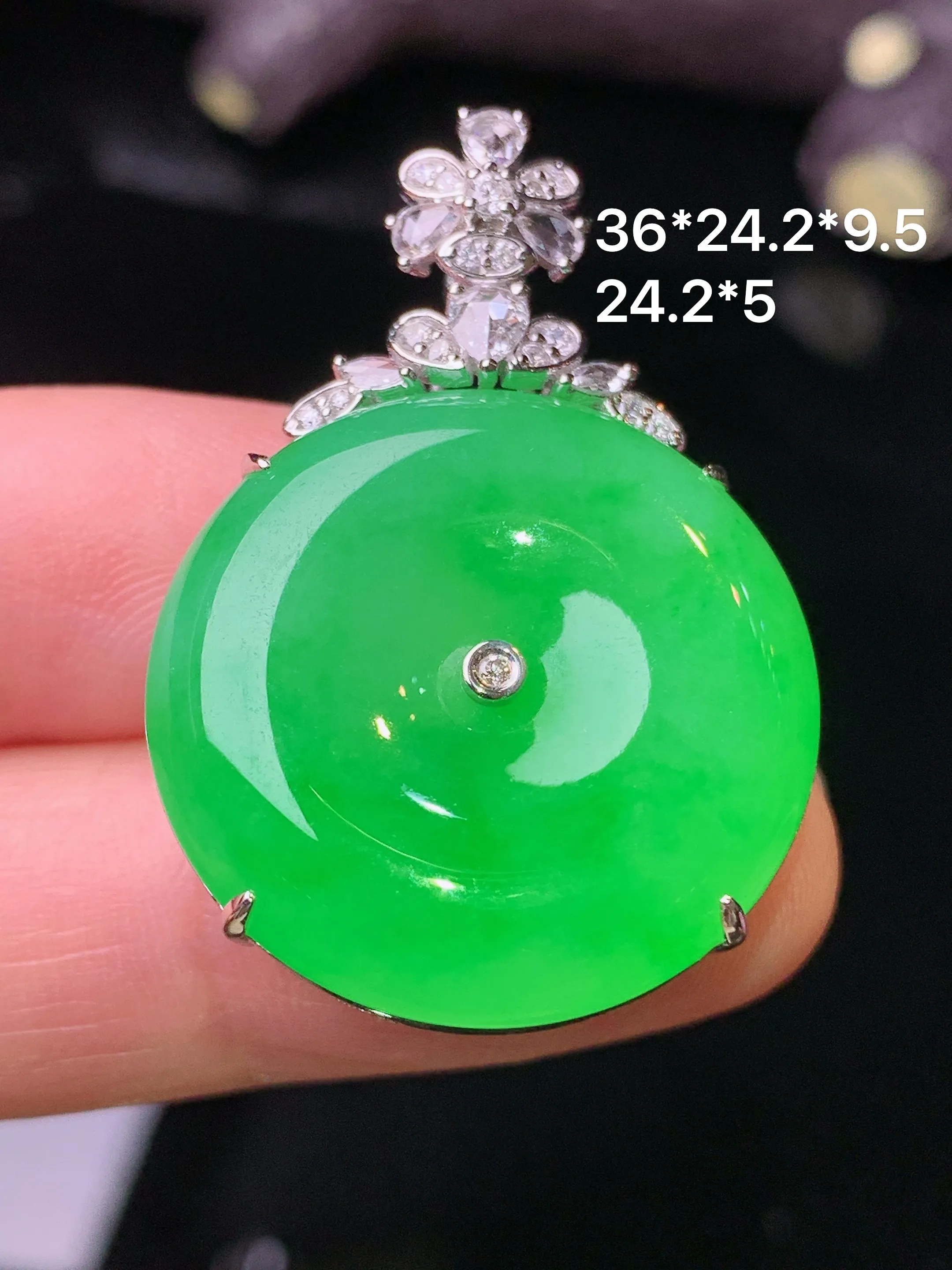 18k金钻镶嵌翠绿平安扣吊坠 玉质细腻 色泽清新艳丽 整体尺寸36*24.2*9.5