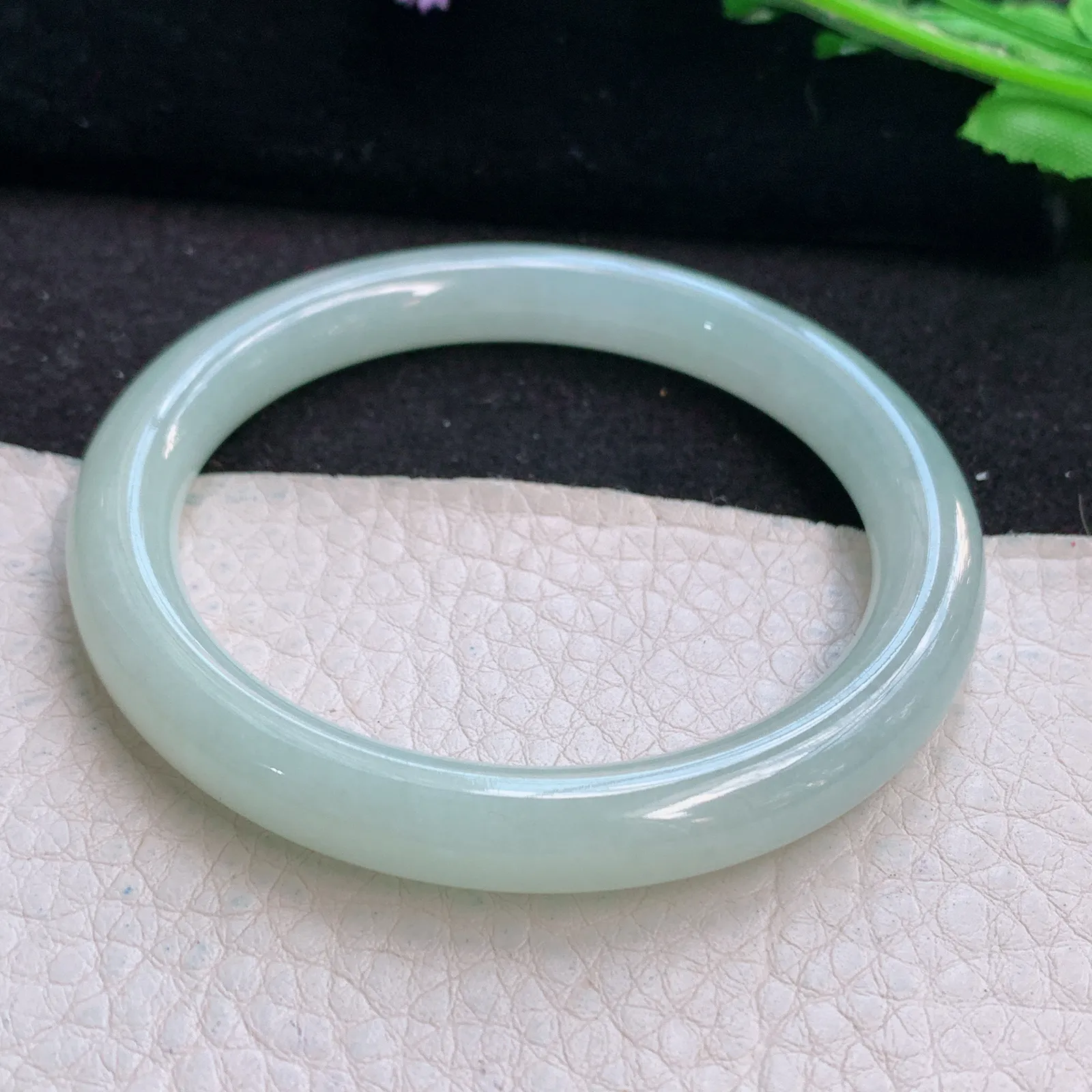 n小圈口52*8叮当镯 天然缅甸翡翠浅绿清爽水灵圆条玉手镯 美人镯