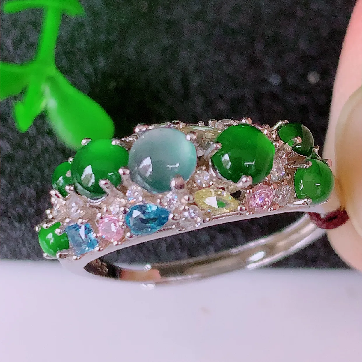 冰透满绿翡翠925银镶嵌戒面，自然光实拍，翠色灵动，颜色漂亮，种老水足，品相佳，佩戴佳品！#97.17（圈口可调大小）整体23.5-17.5-5.2裸石4.2-4.2