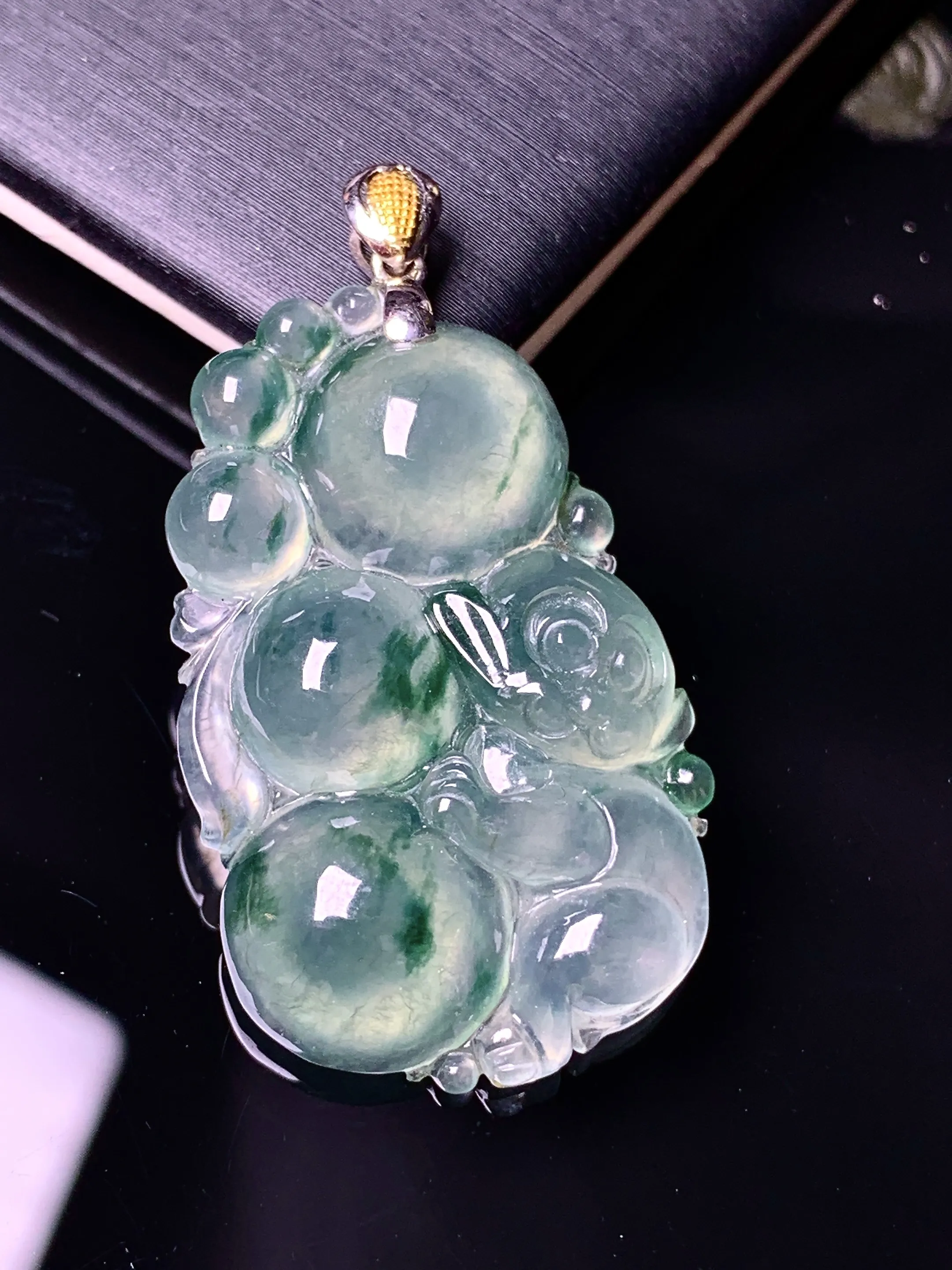 18k金镶嵌冰种灵猴献寿吊坠 玉质细腻 色泽清新艳丽 整体尺寸38*21*6.3