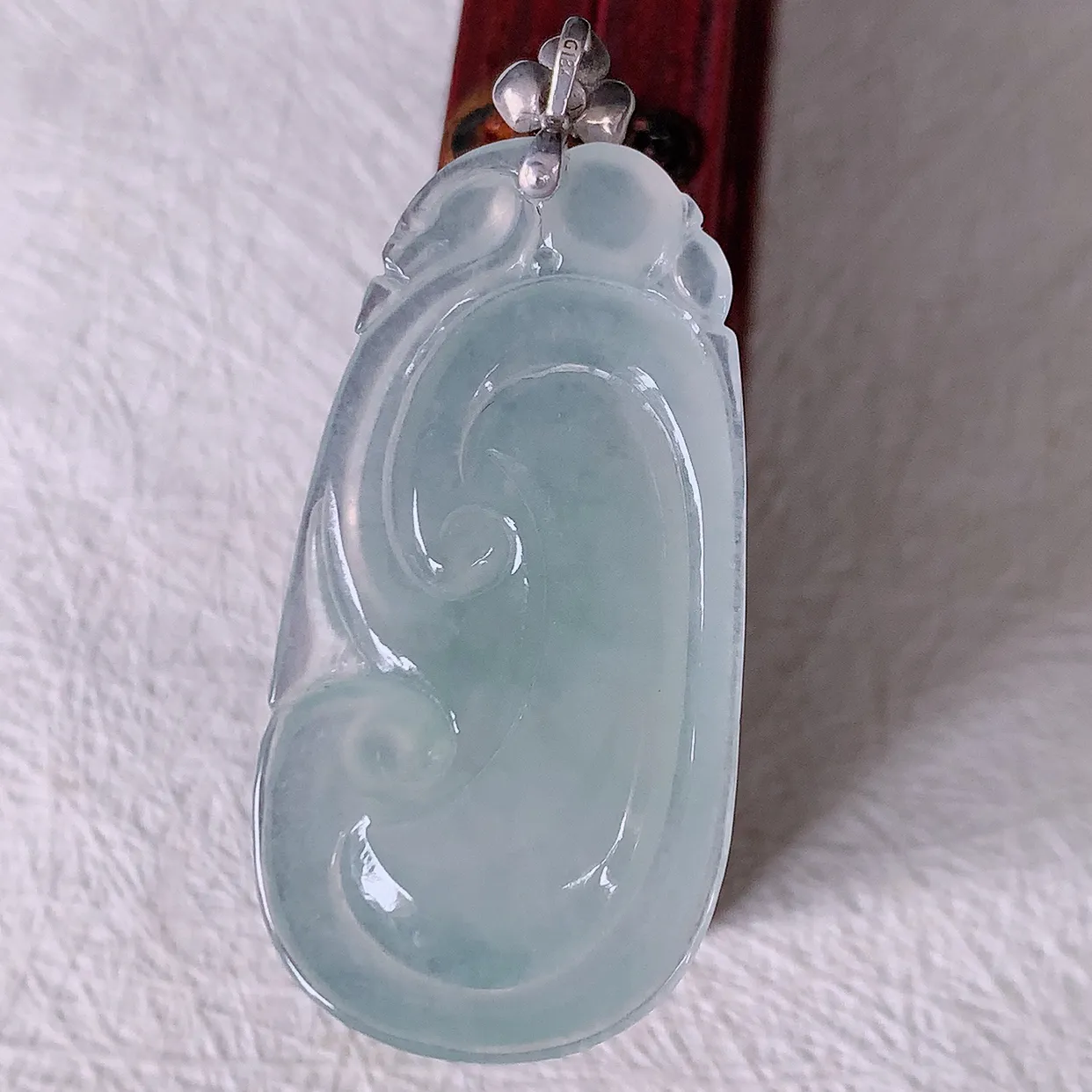 18K金镶嵌冰种翡翠如意吊坠，简单的镶嵌设计、让玉坠百搭又精致，寓意着吉祥，事事如意！#12.17整体44.5裸石38.5*20*5