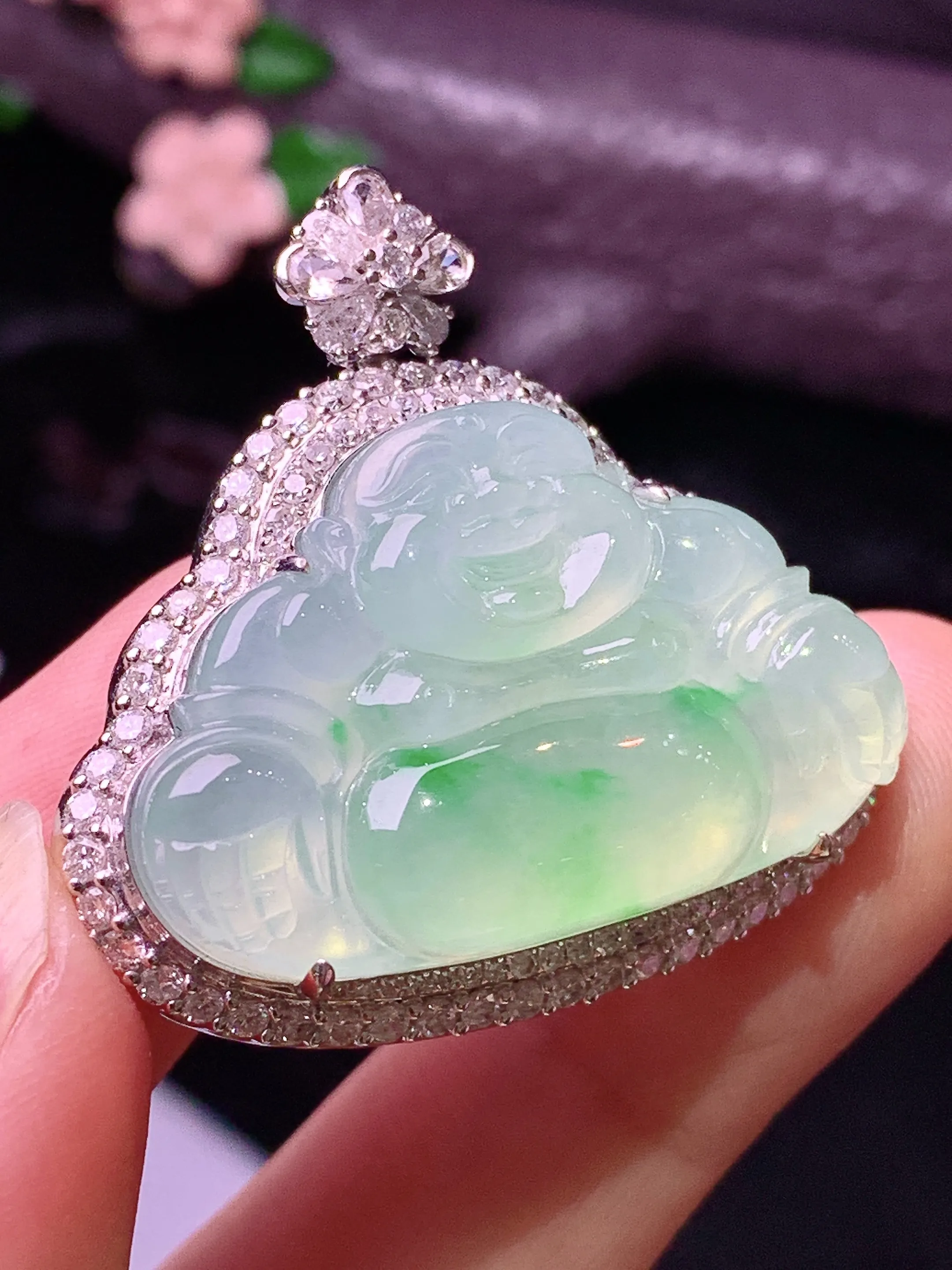 18k金钻镶嵌飘绿佛公吊坠 玉质细腻 色泽清新艳丽 整体尺寸33.8*35.5*12.6