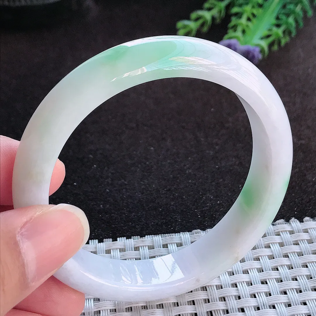 天然a货翡翠55.5/12.8/7.6老坑精美温润飘绿手镯宽边玉手镯
