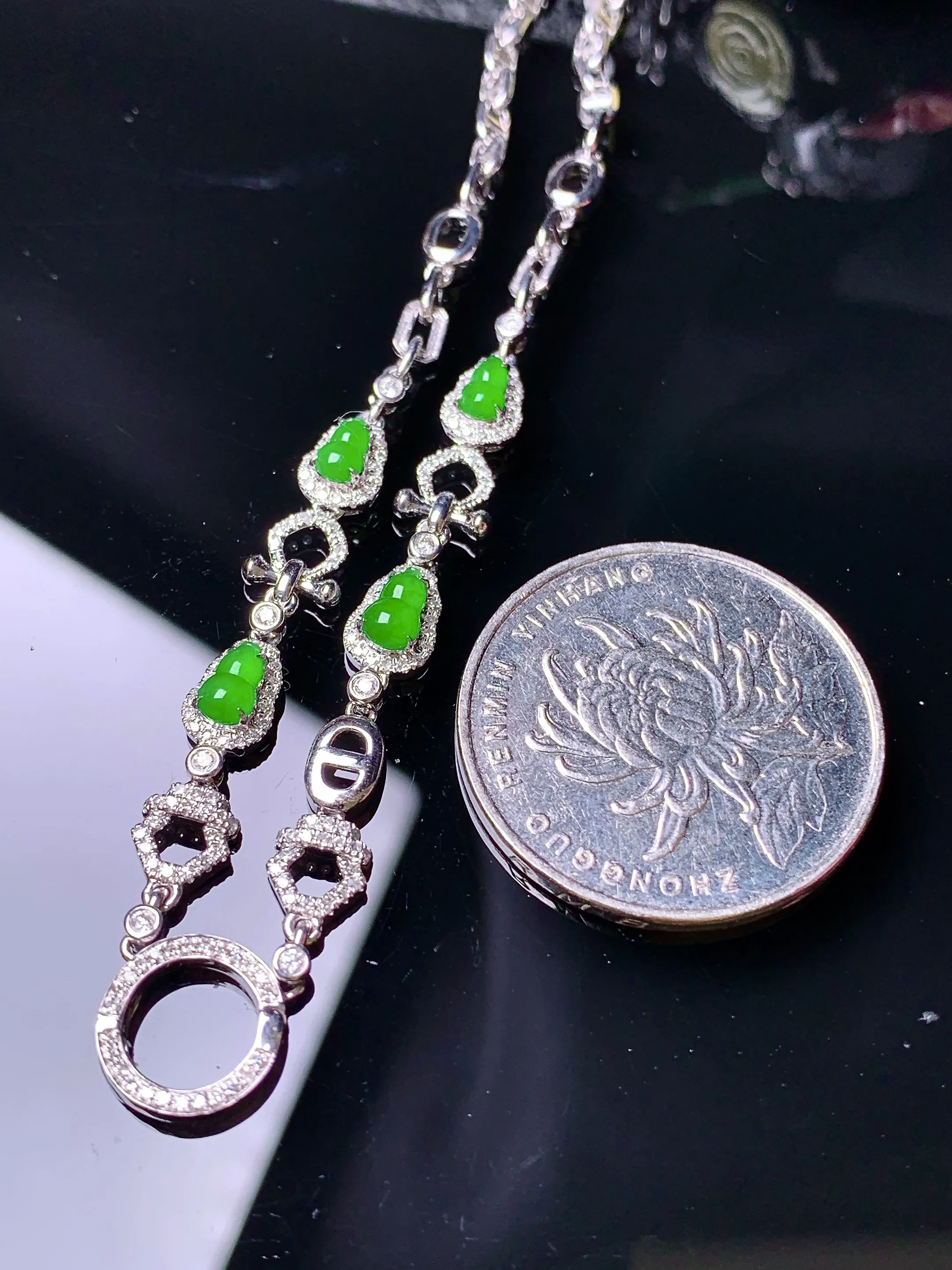 18k金钻镶嵌满绿葫芦项链 玉质细腻 色泽清新艳丽 整体尺寸49*9.8*3.8