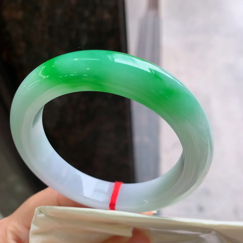 正圈一大节阳绿 无瑕 尺寸:56.9/12.7/10 色阳