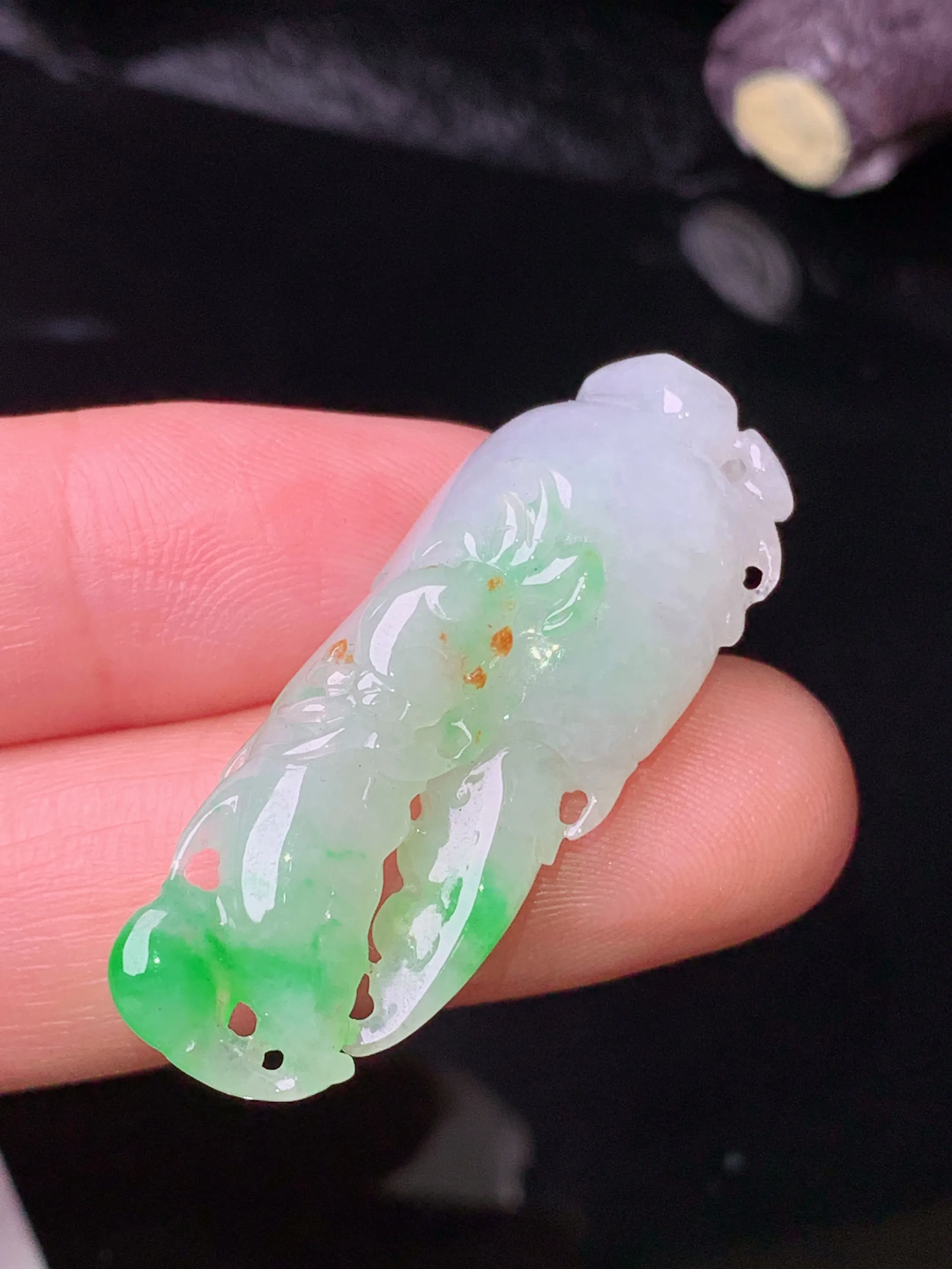 飘绿蟹钳吊坠 玉质细腻 色泽清新艳丽 整体尺寸37.8*15.2*10