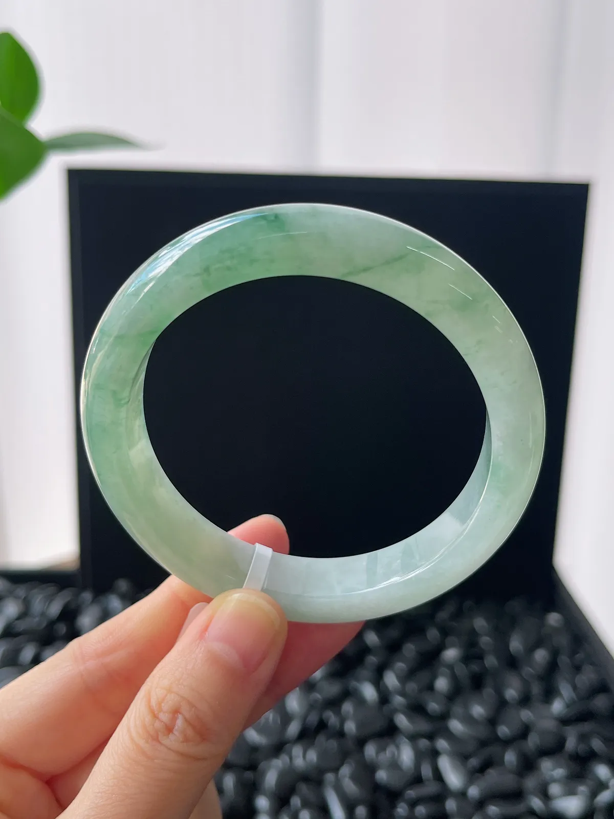 正圈56.5圈口，翡翠冰糯种淡绿色手镯