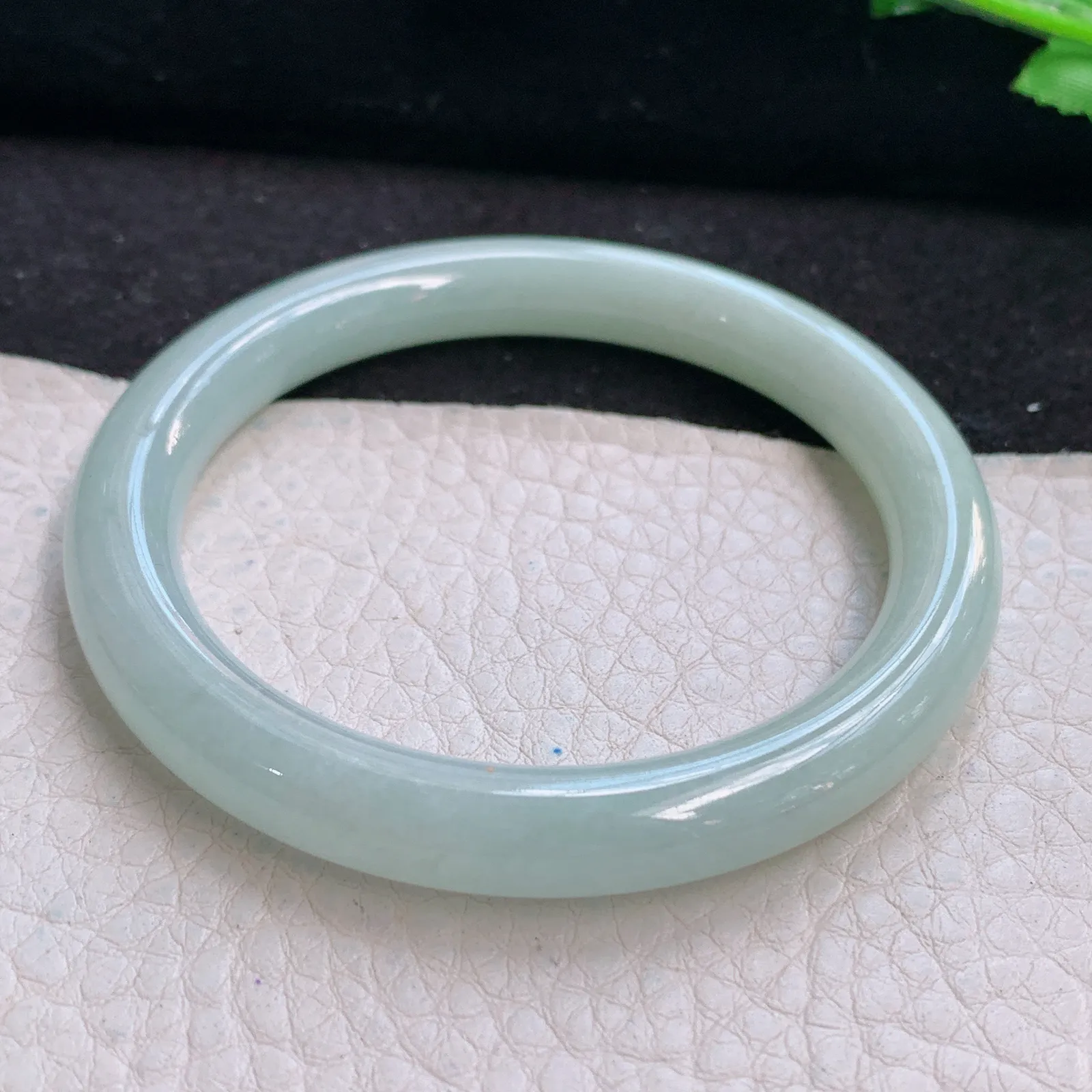 n小圈口52*8叮当镯 天然缅甸翡翠浅绿清爽水灵圆条玉手镯 美人镯