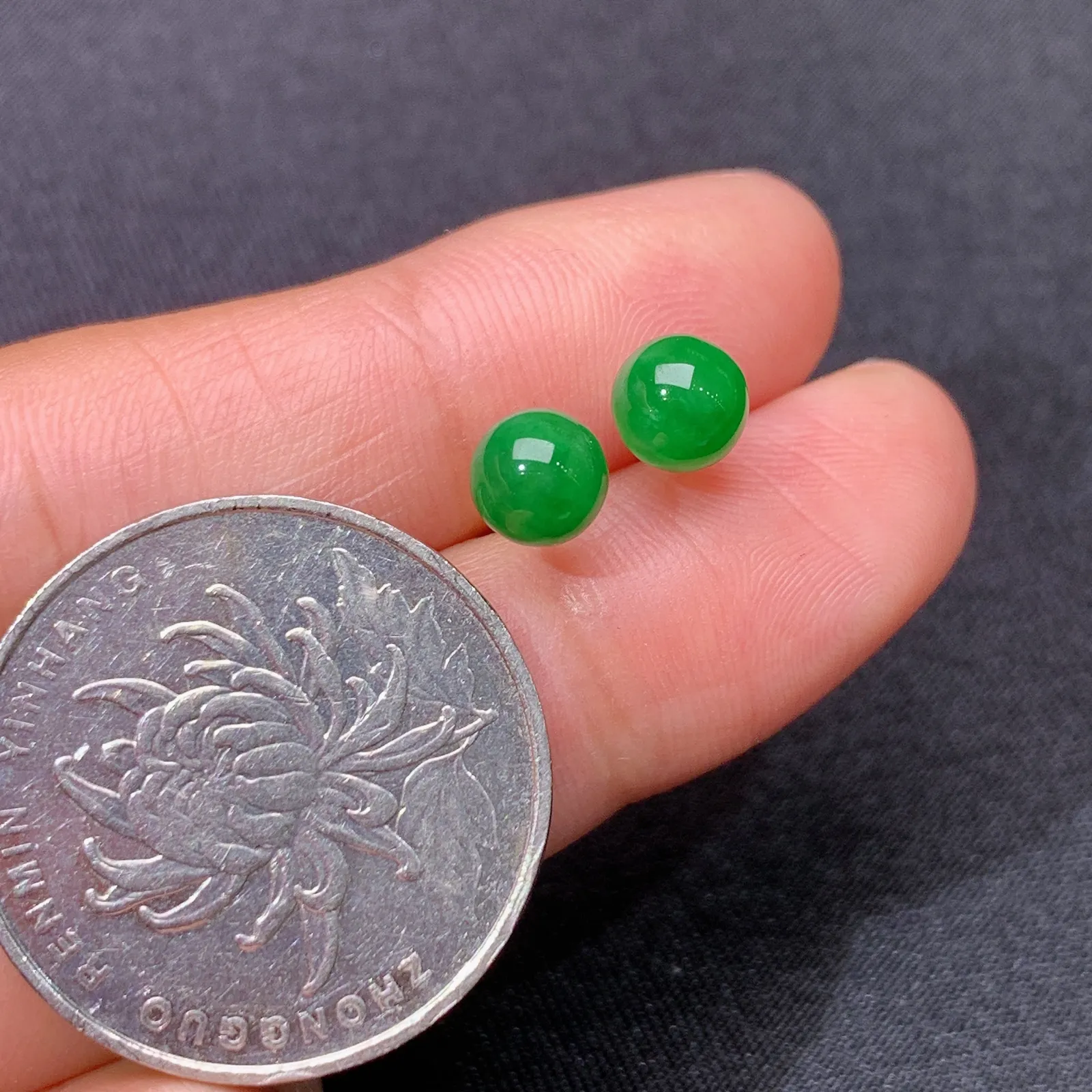 阳绿圆珠耳钉，18k金镶嵌，简约时尚，冰润色阳，种水足 直径5.7