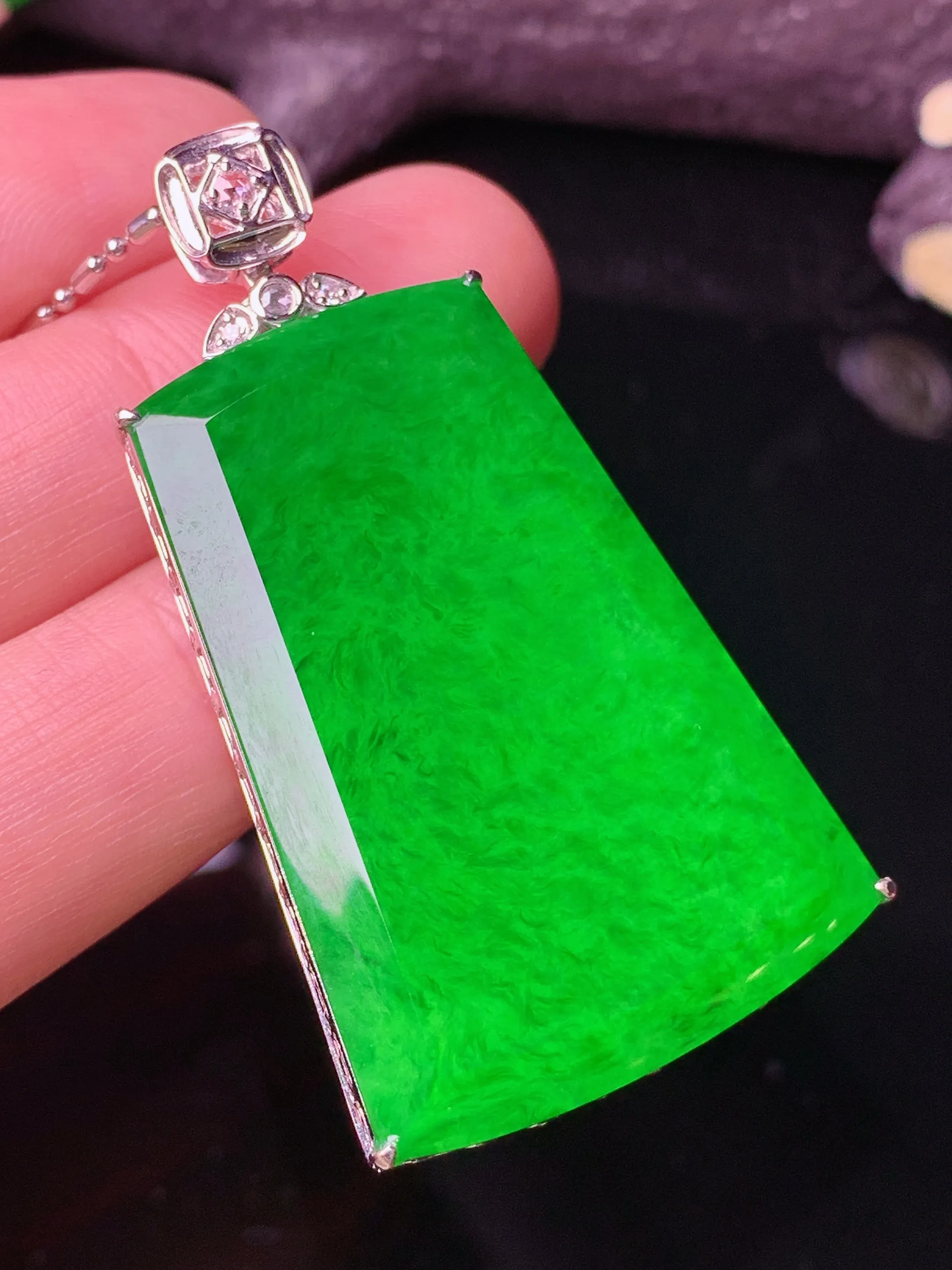 18k金钻镶嵌满绿无事牌吊坠 玉质细腻 色泽清新艳丽 整体尺寸47.3*26.5*6.8