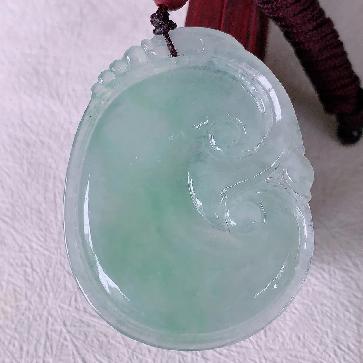 自然光实拍，大件饱满冰种飘绿翡翠如意吊坠，玉坠百搭又精致，寓意着吉祥，事事如意！#46.17